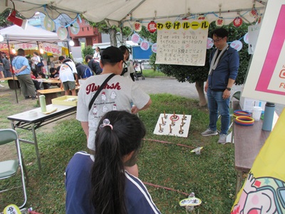 イベントでわなげに挑戦する参加者の写真