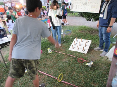 イベントでわなげに挑戦する参加者の写真