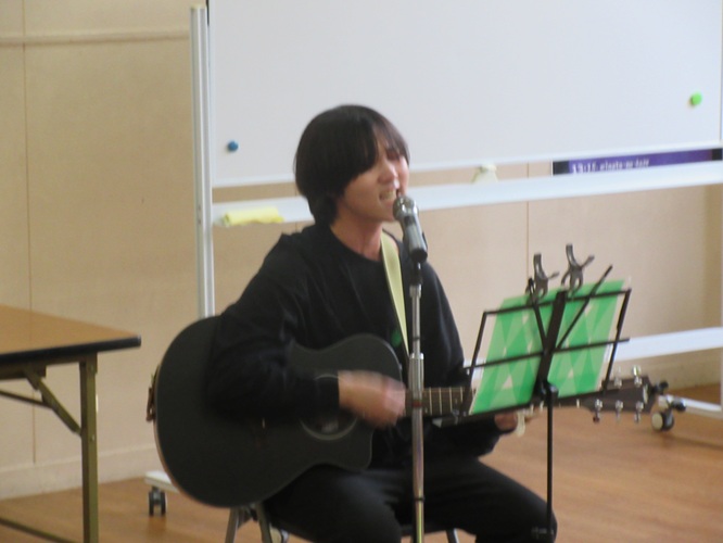 藤崎音楽フェスで弾き語りを披露している写真