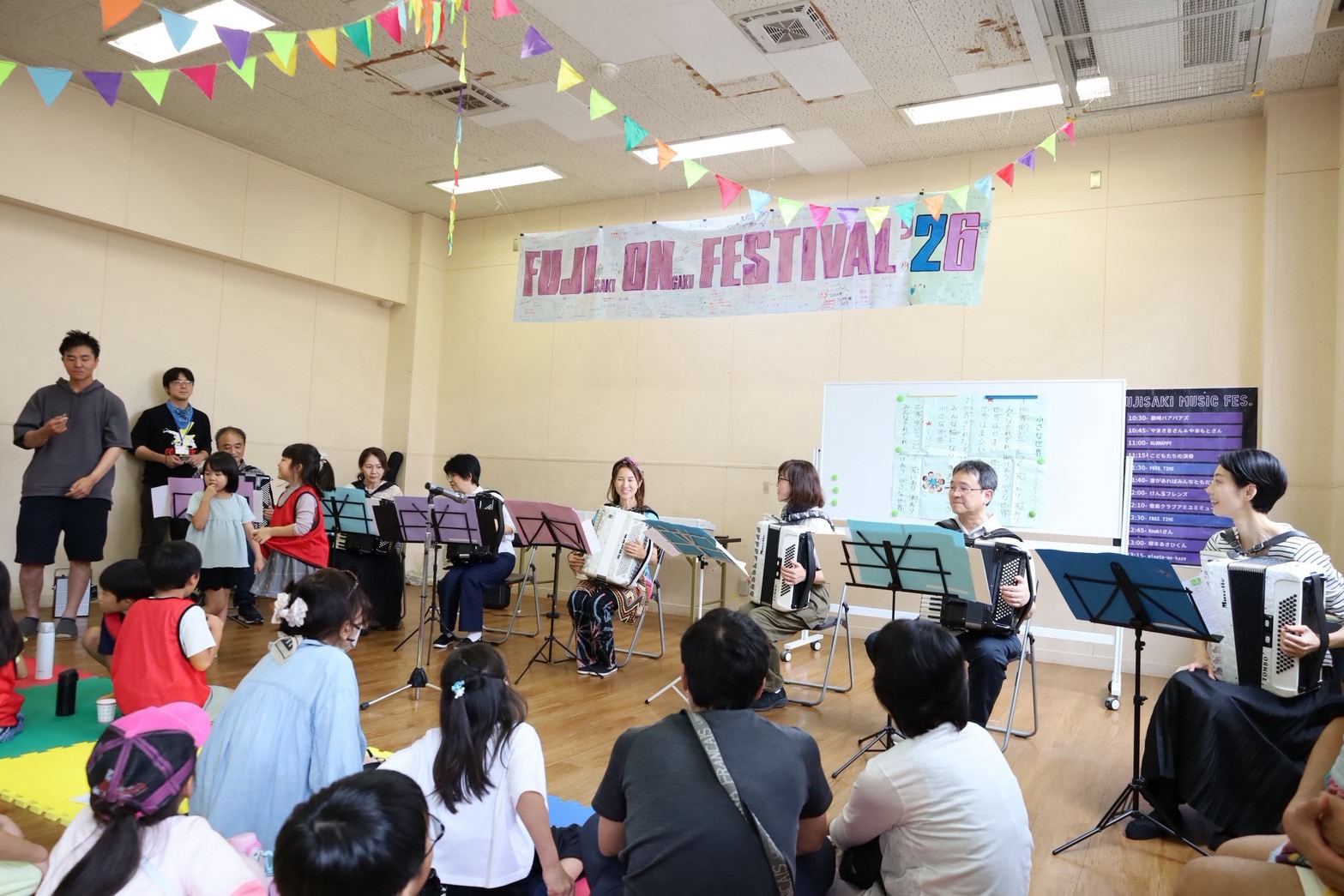 藤崎音楽フェスでアコーディオン演奏をしている写真