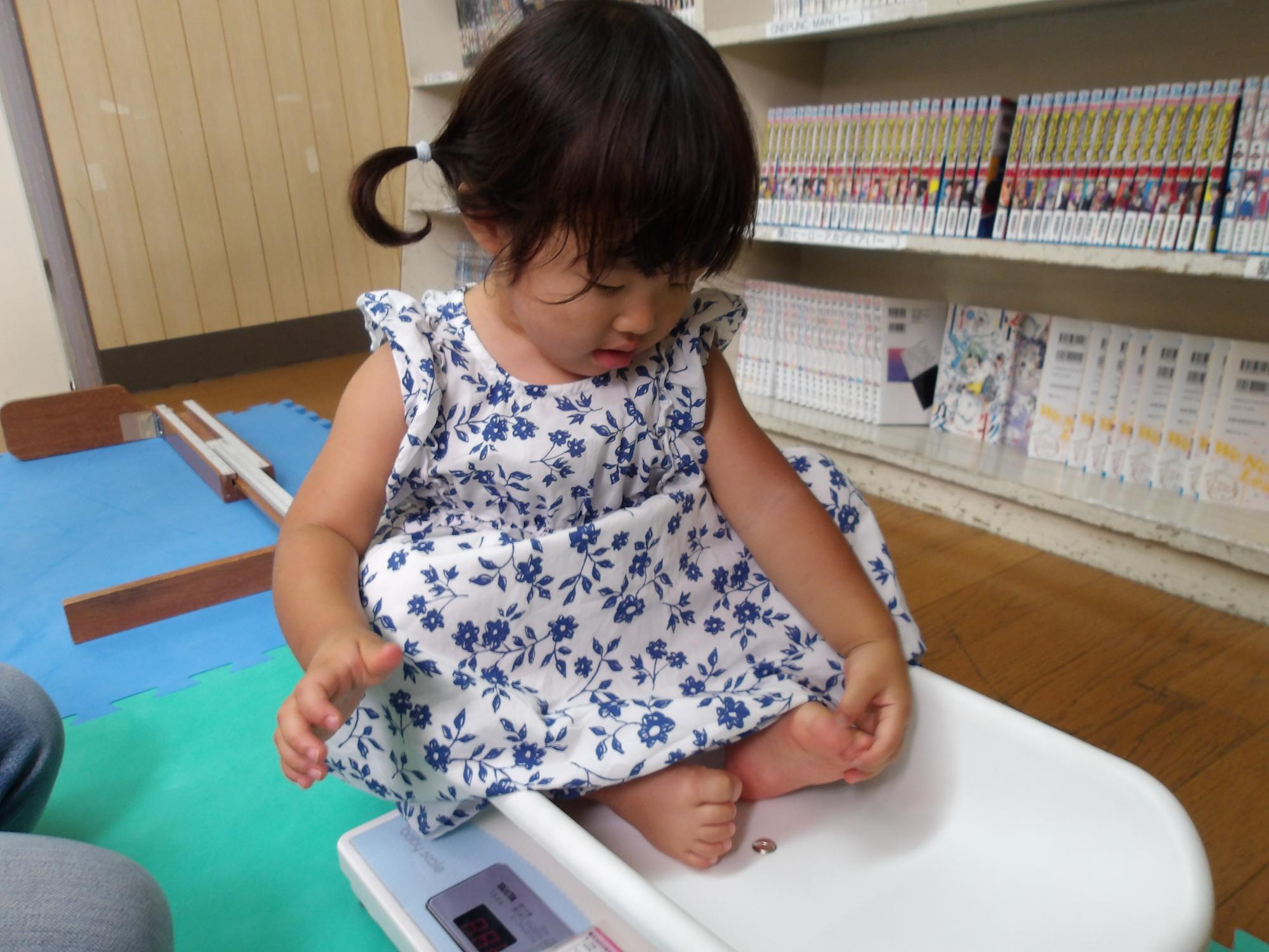 体重計に乗っている様子
