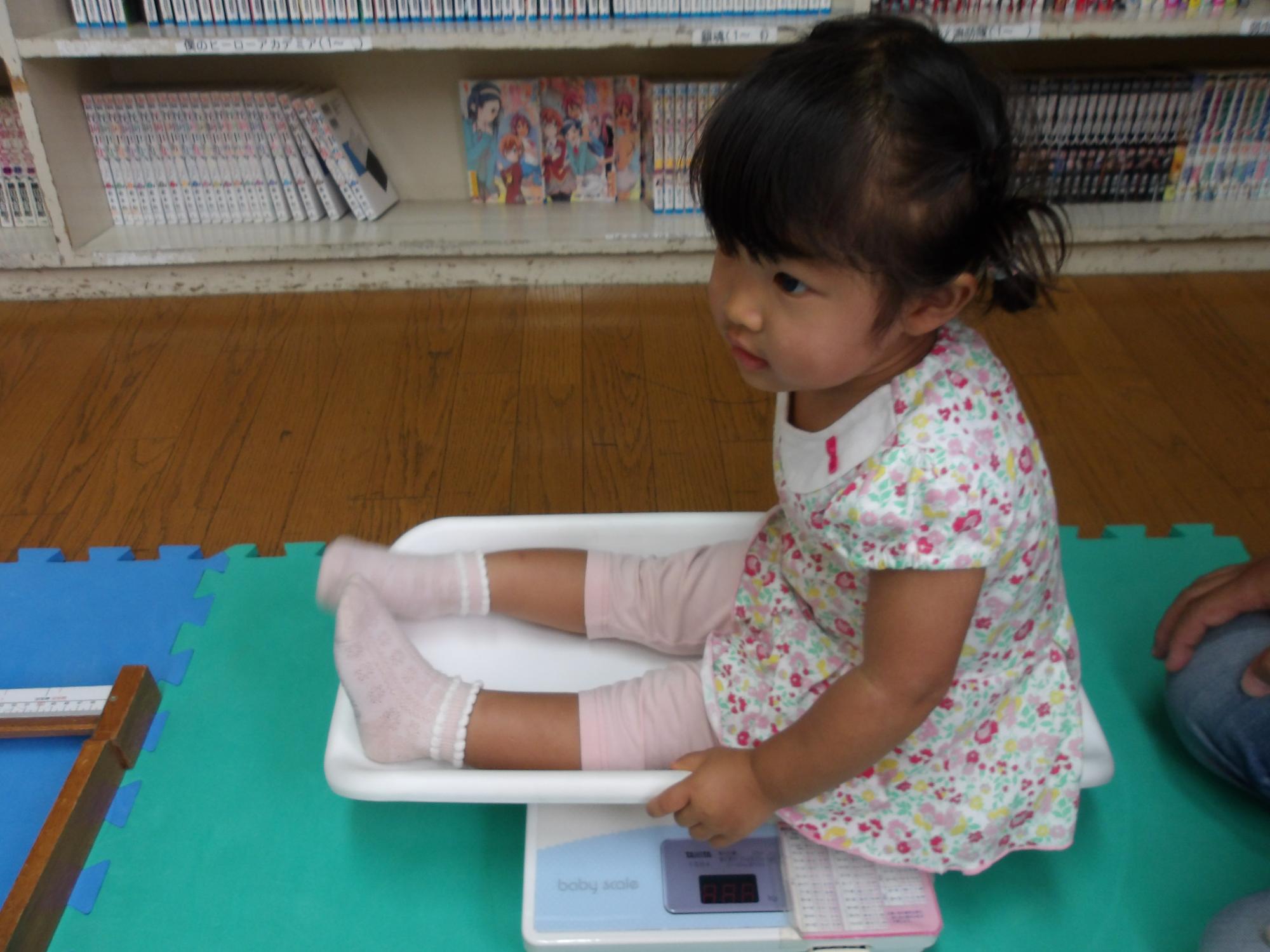 ねずみの風船を飛ばそうとしている様子