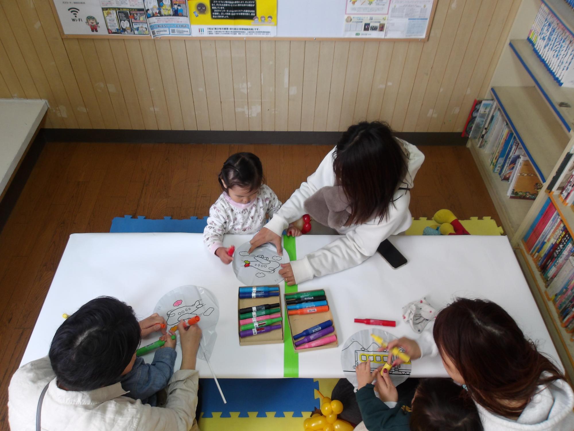 風船に描いてあるイラストに色塗りをしている写真