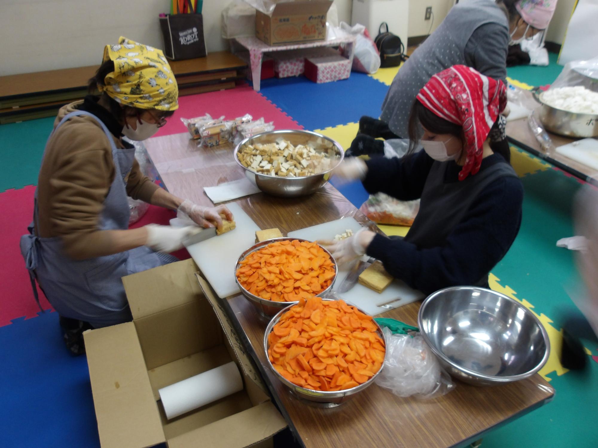 とん汁ブースで具材の野菜を切っている様子
