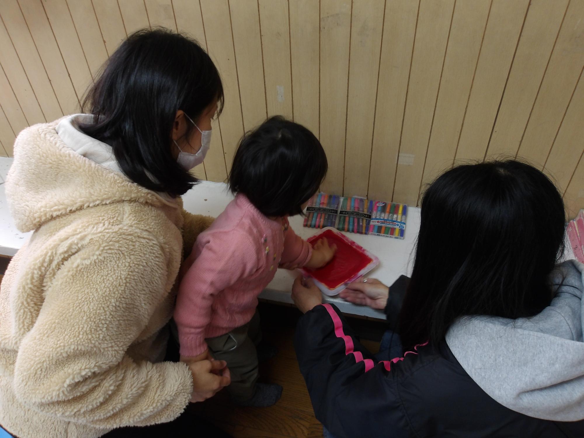 手型をとっている様子