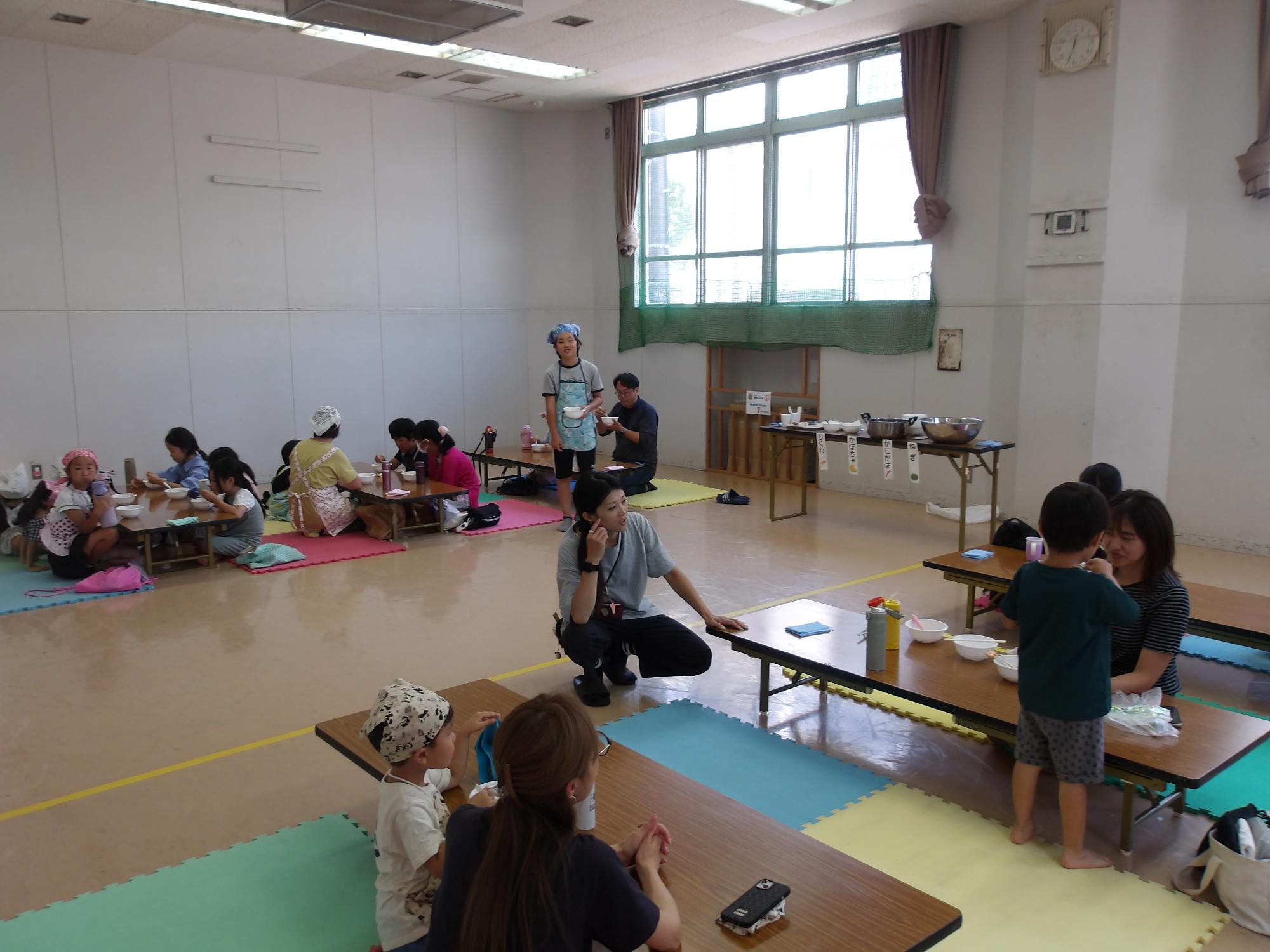 みんなでおいしく食べている様子