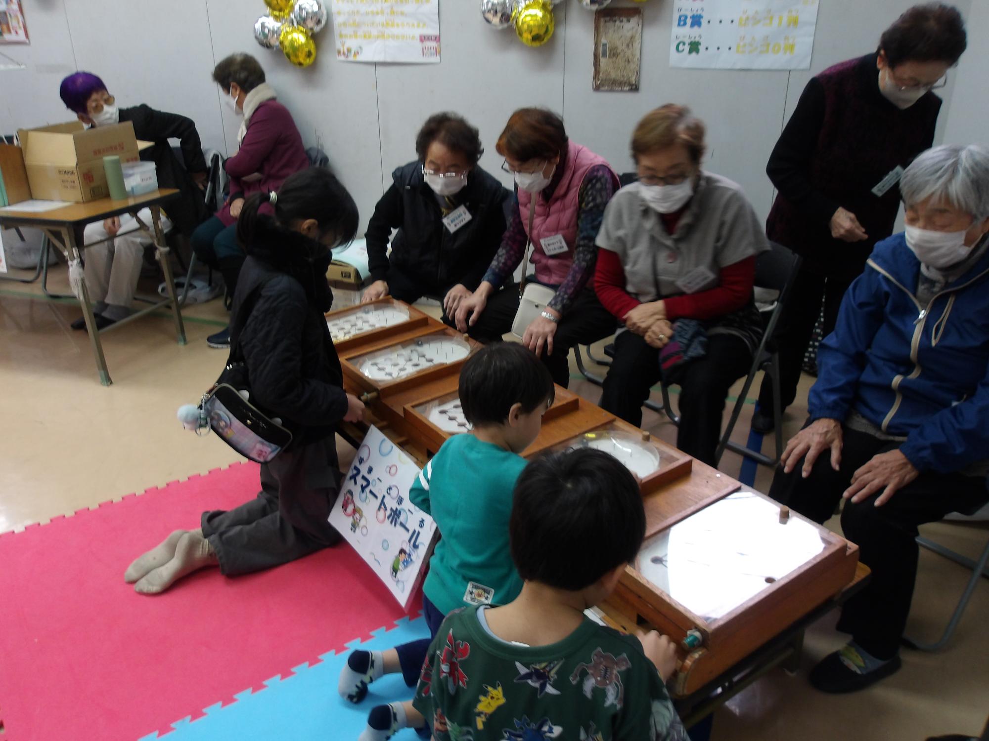 スマートボールをして楽しんでいる様子