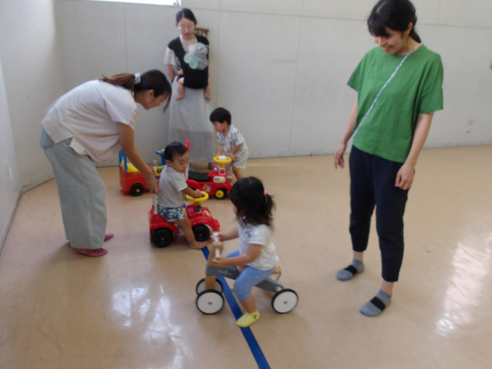 みんなでおもちゃの車で遊んでいる様子