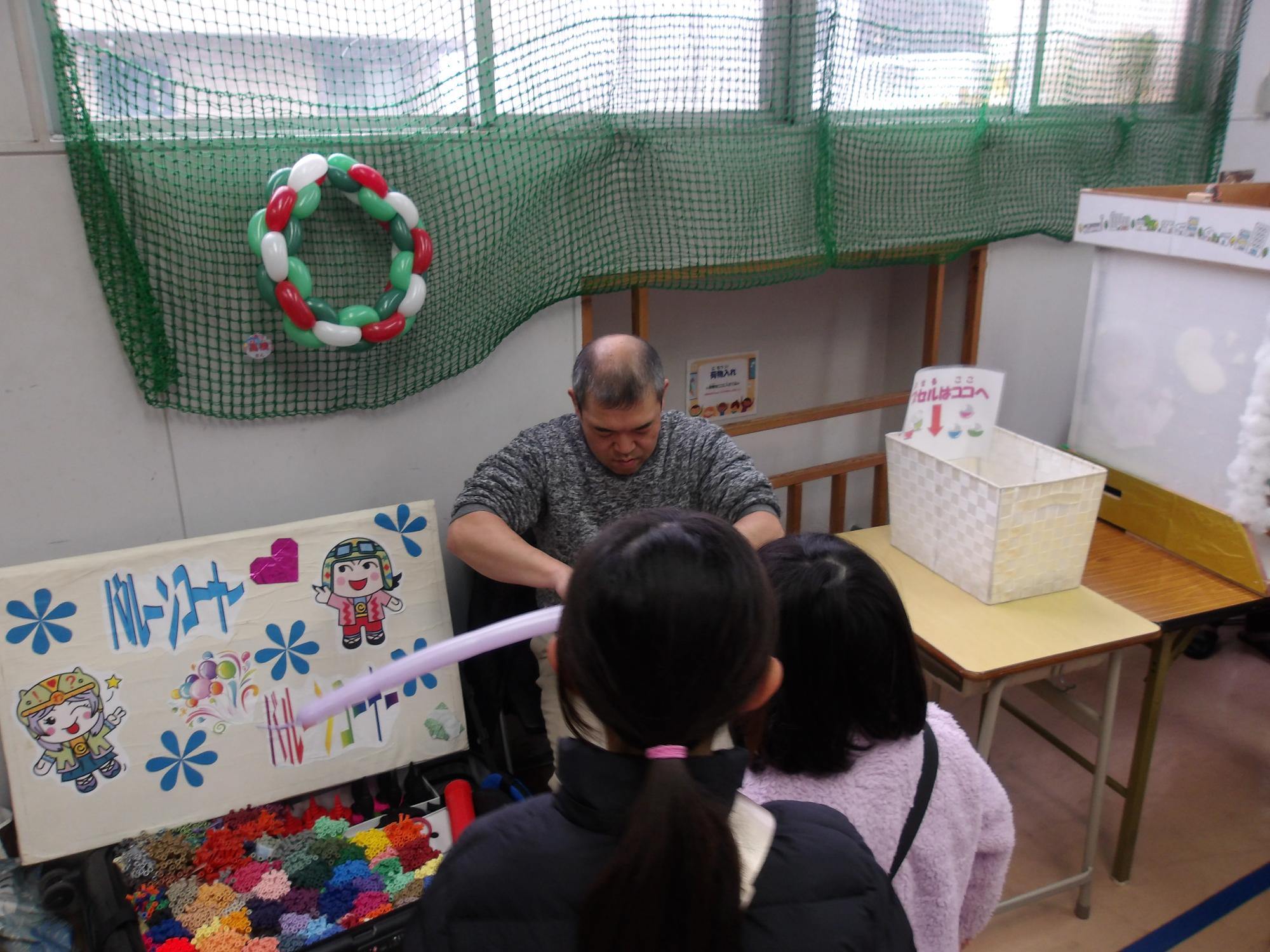 バルーンアートに並んでいる様子