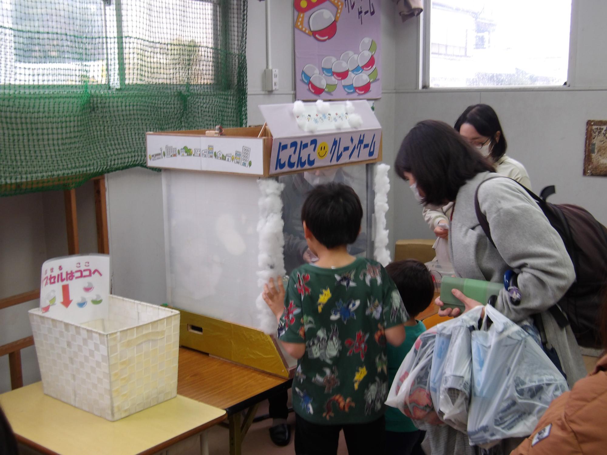 クレーンゲームをしている画像