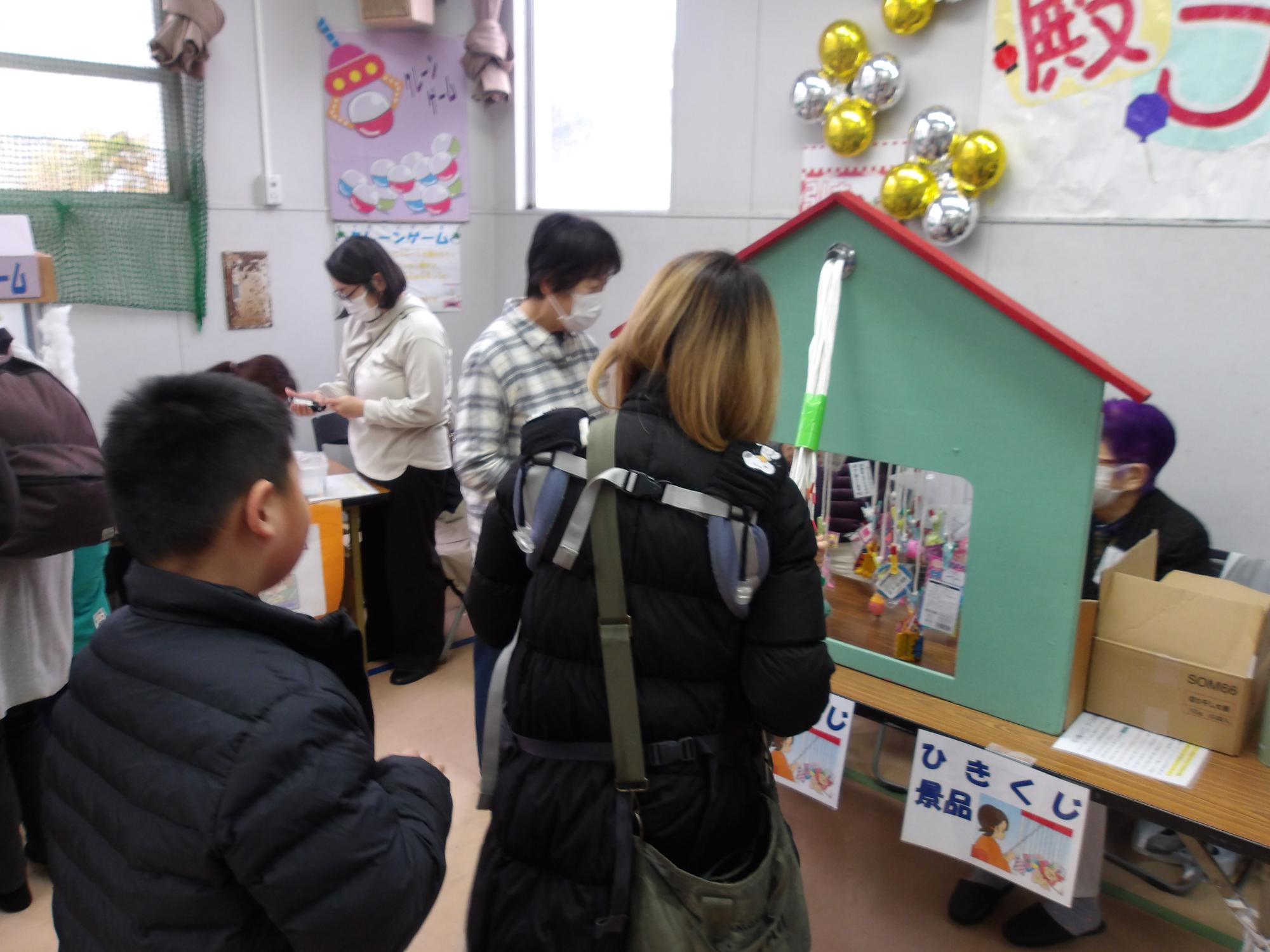 ひきくじに並んでいる様子の写真