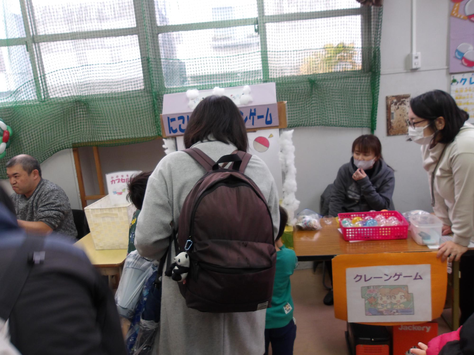 クレーンゲームをしている画像