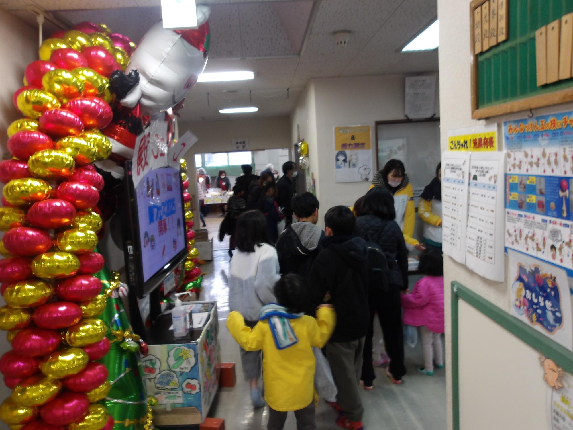 笑顔度チェックと握力測定コーナーに並んでいる写真