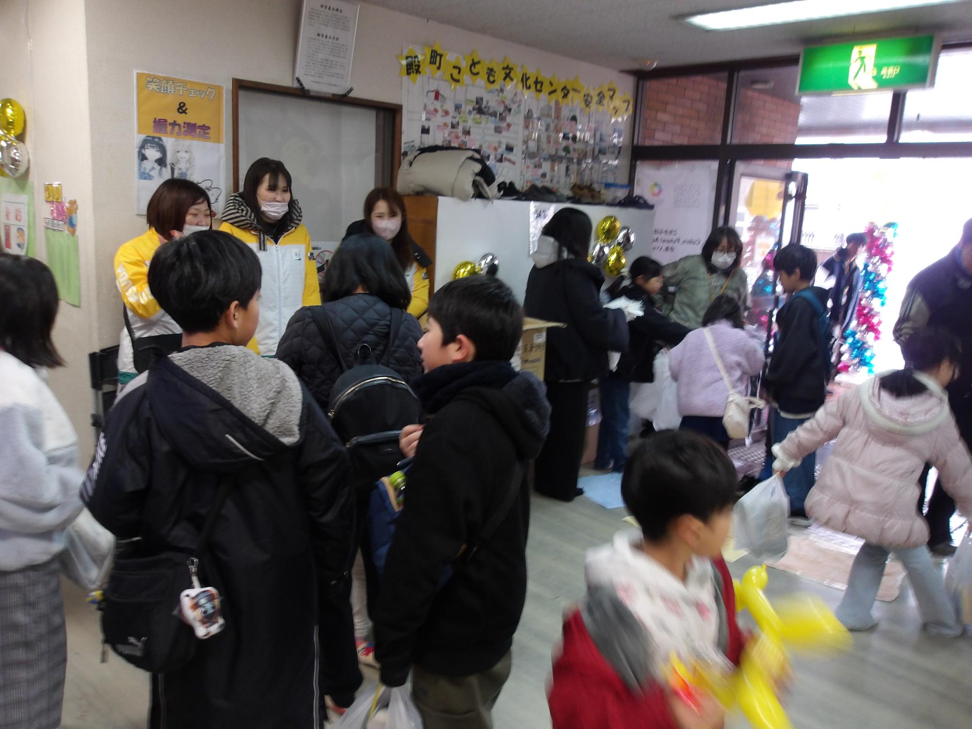 笑顔度チェックと握力測定コーナーに並んでいる写真