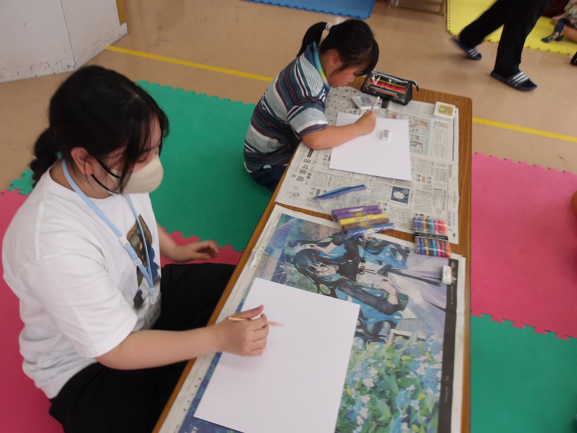 高校生も防犯ポスターに参加してくれている様子