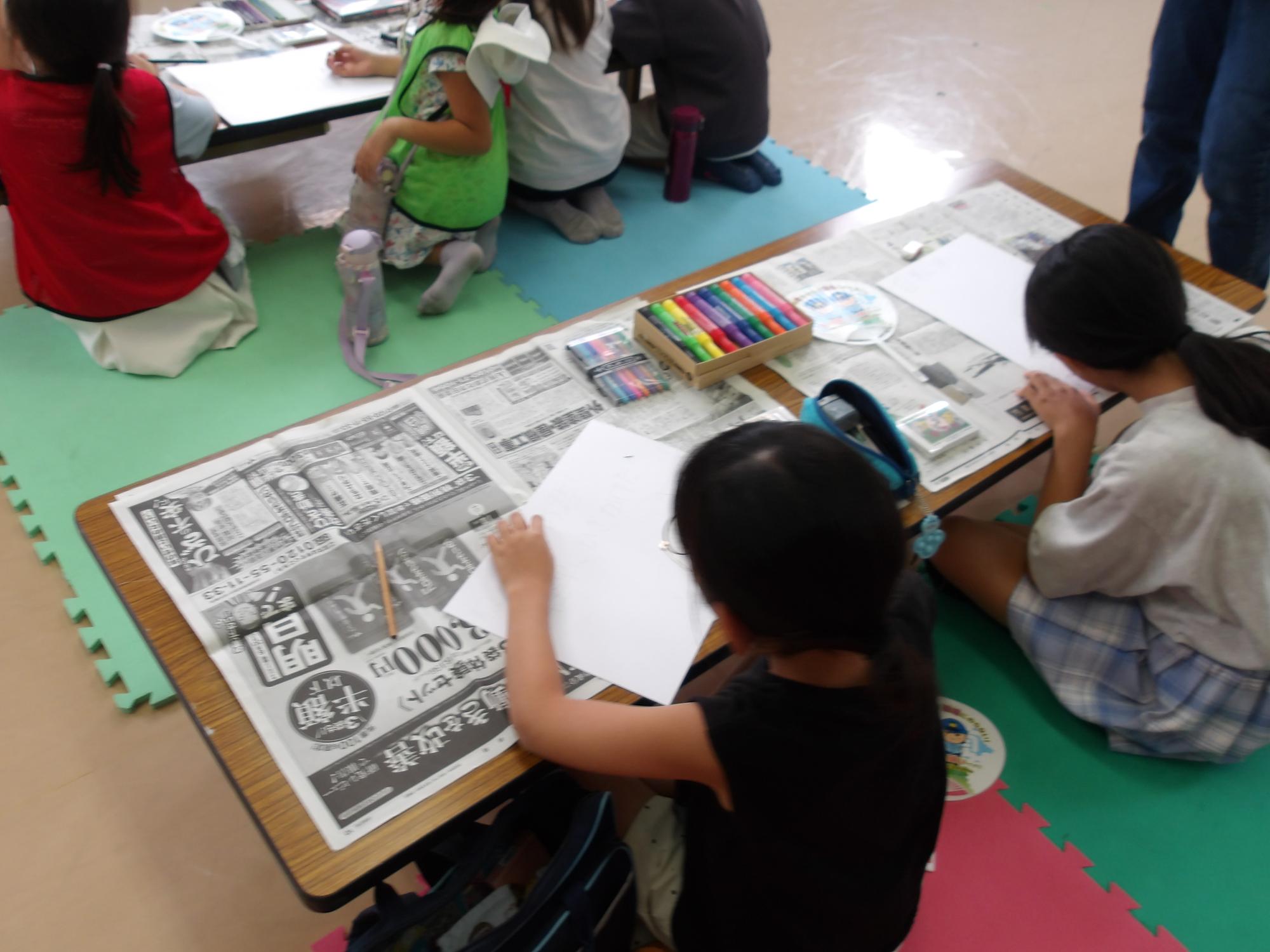 防犯ポスターを描いている様子