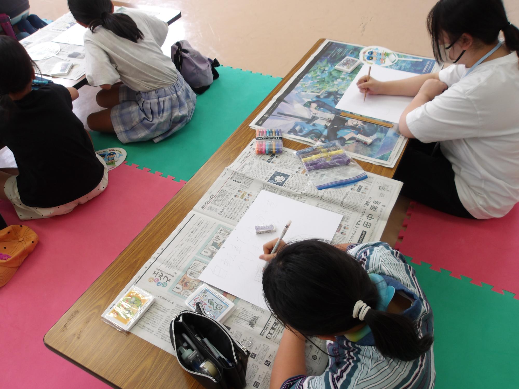 防犯ポスターの下書きを描いている様子