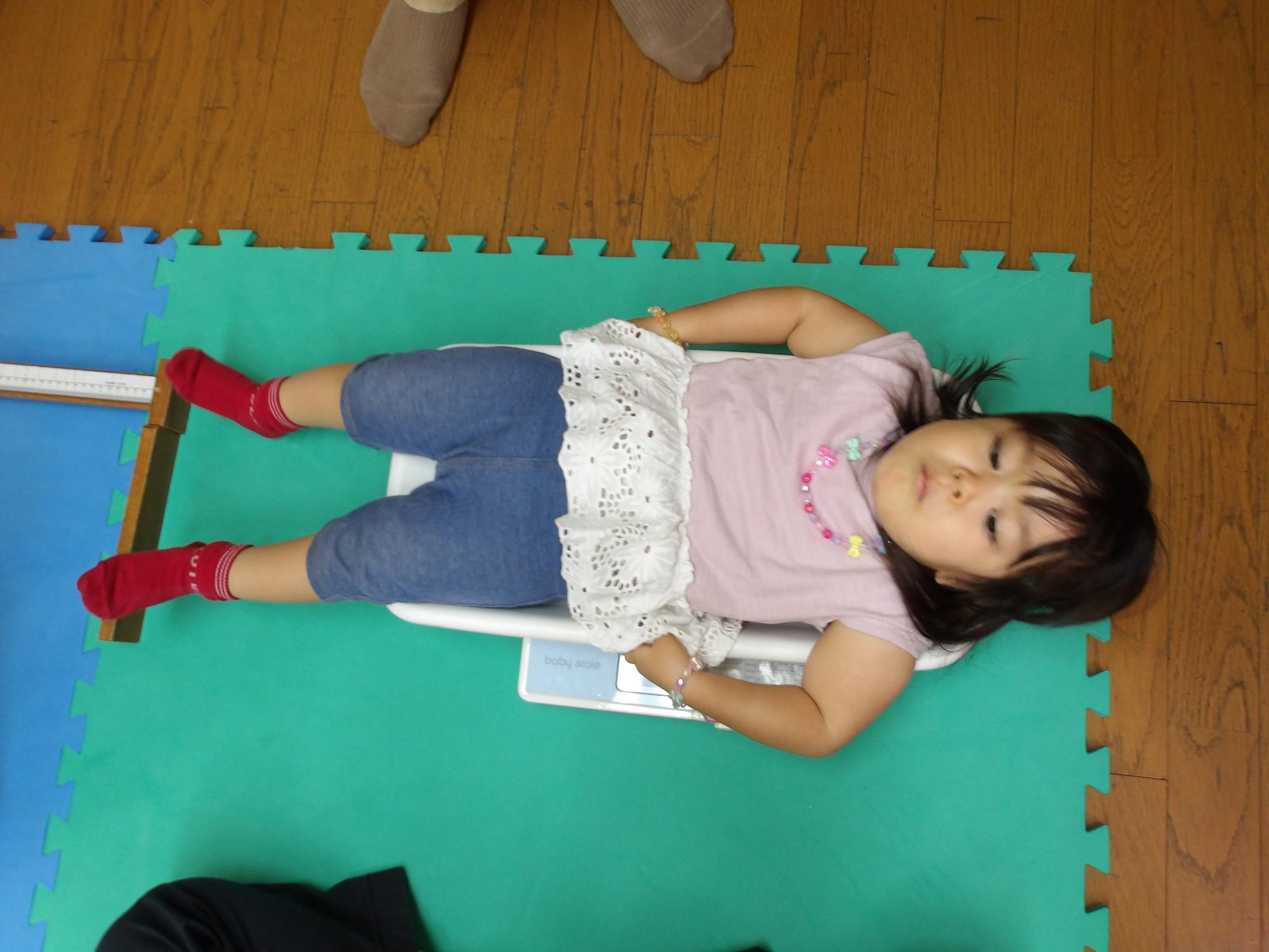 体重計に乗っている様子