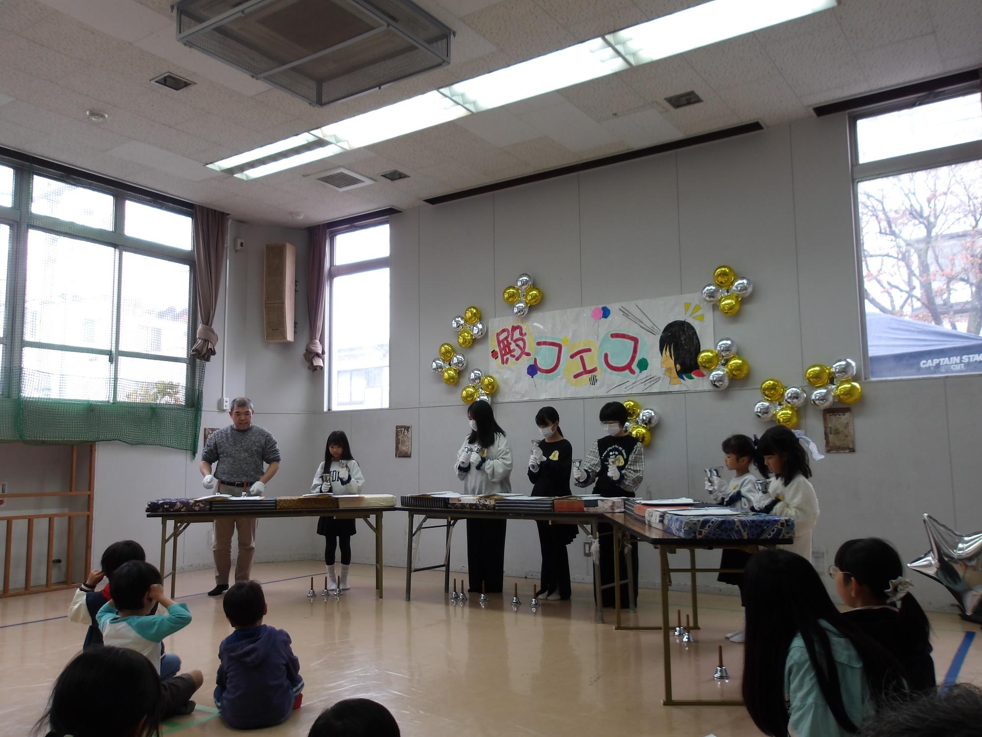 ハンドベル発表の様子