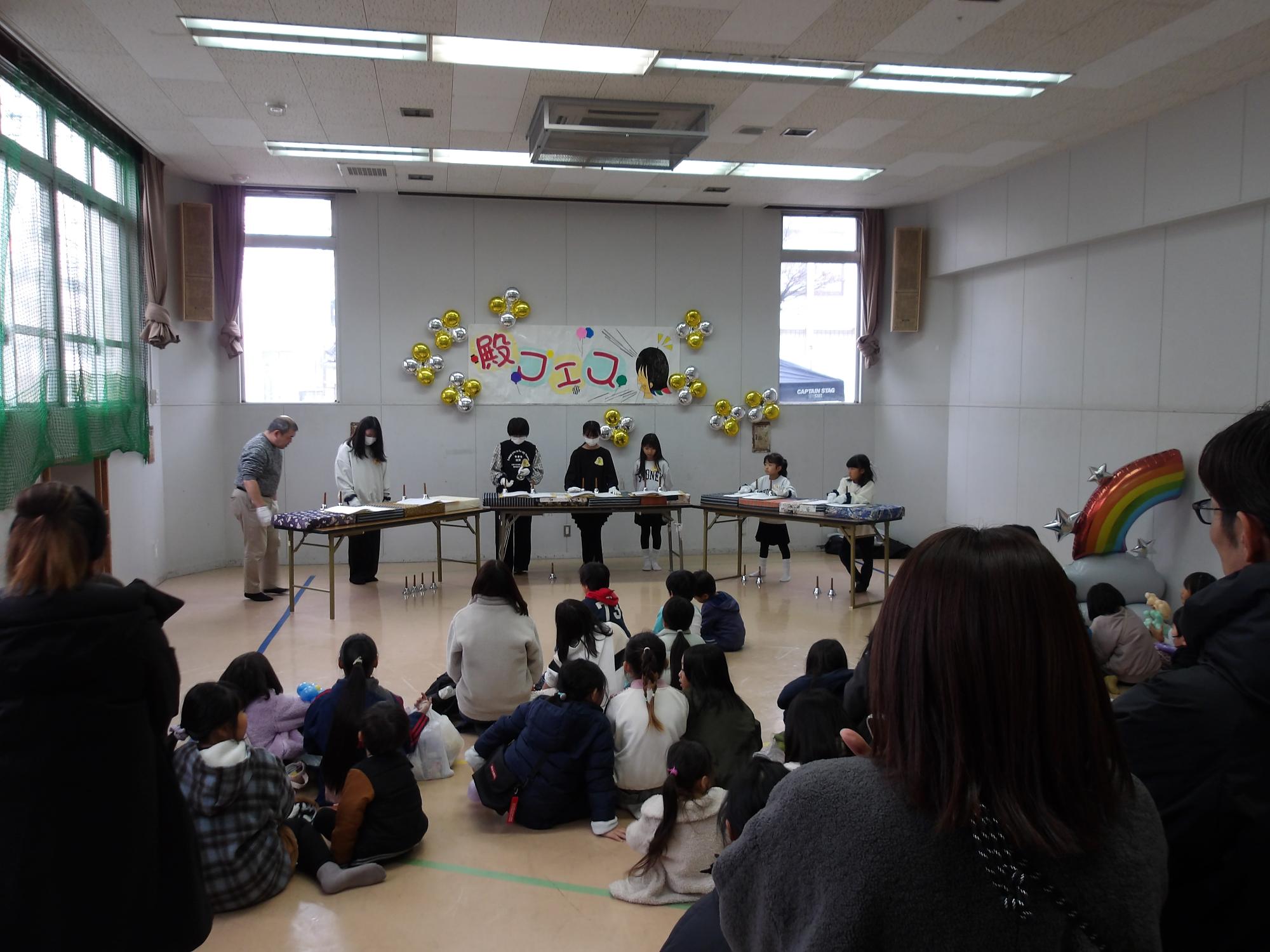 ハンドベル発表の様子