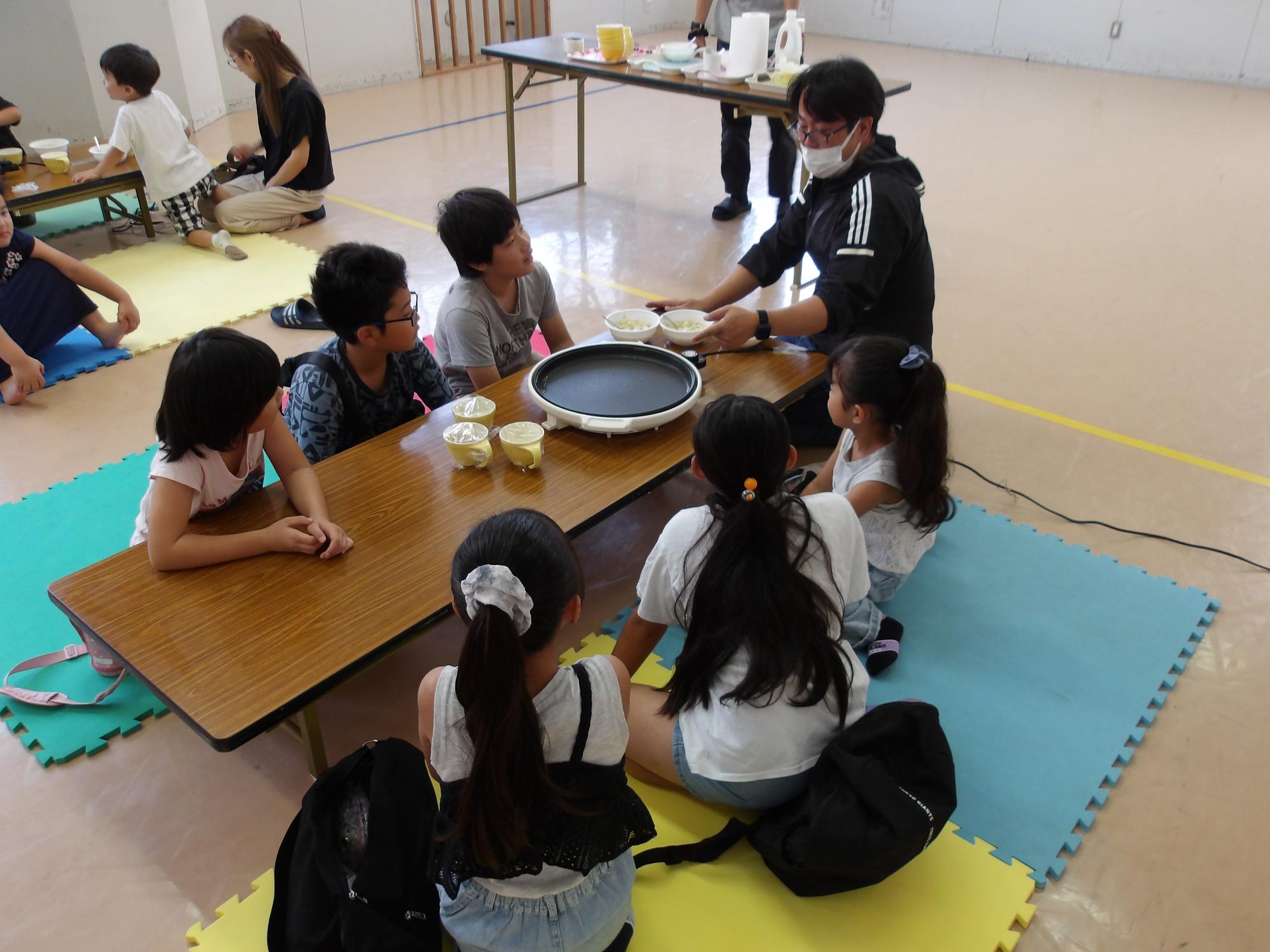 もんじゃを作っている写真