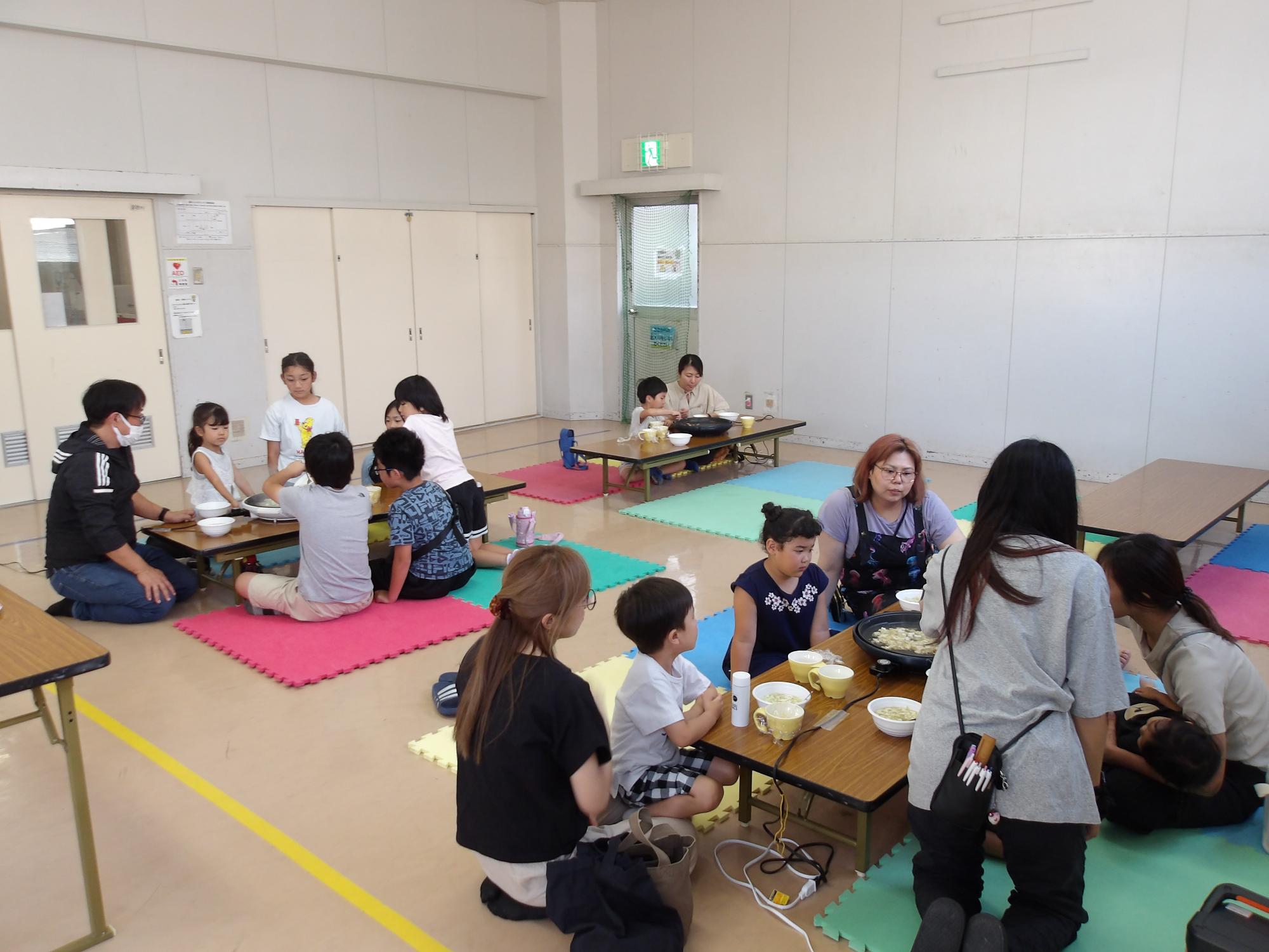 みんなが楽しそうにもんじゃを食べている写真