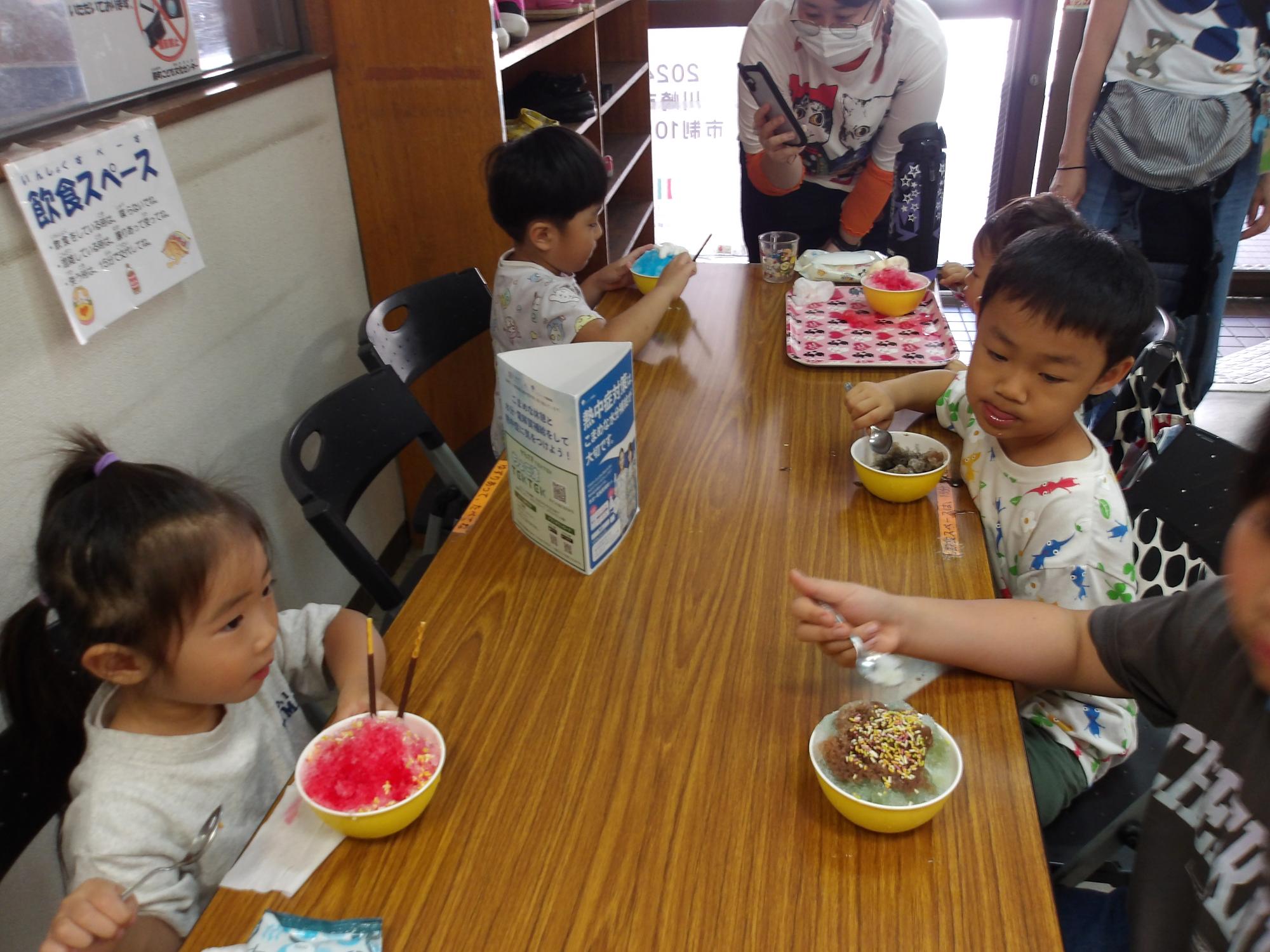 かき氷を食べている様子
