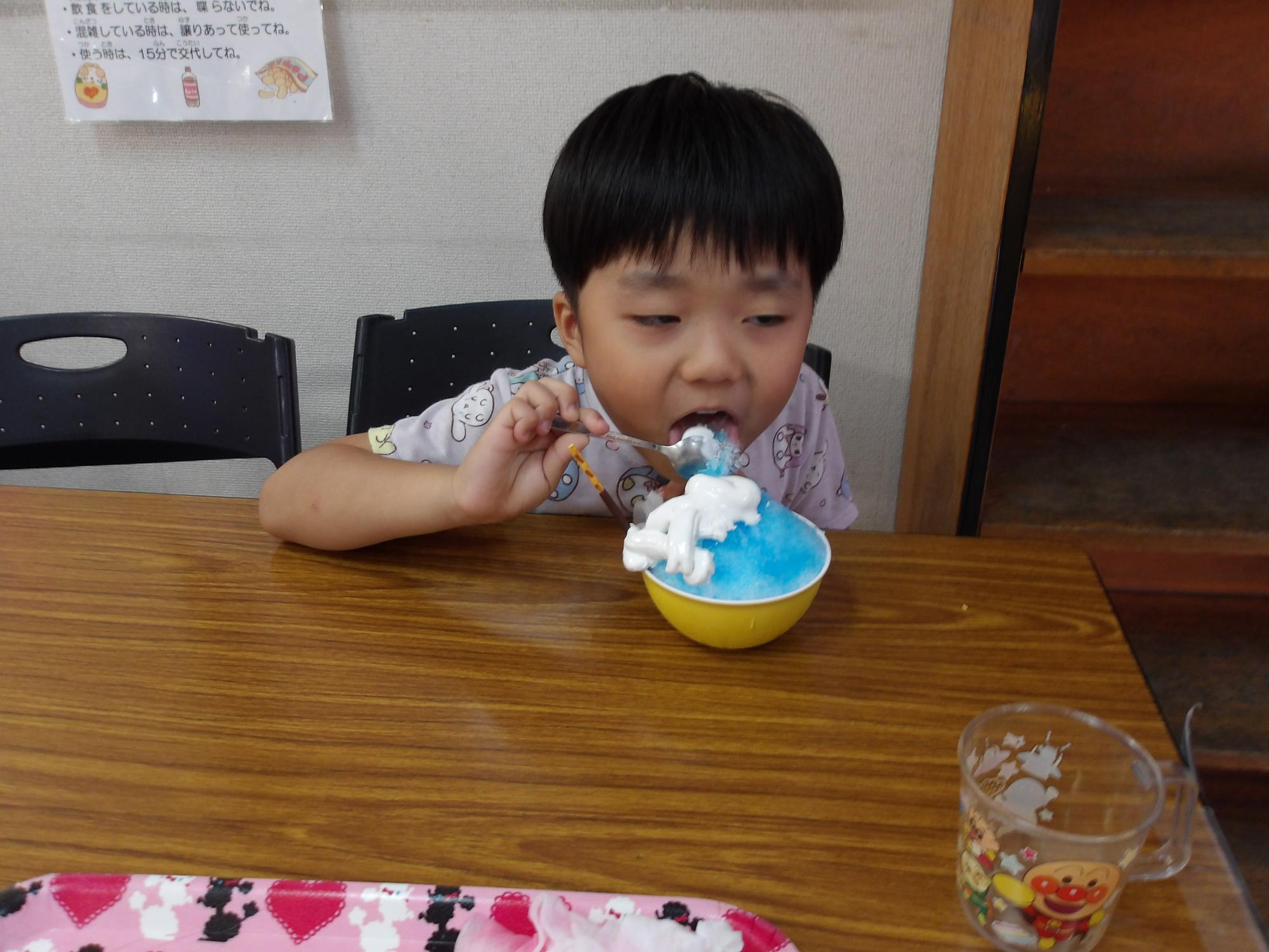 かき氷を美味しそうに食べている様子