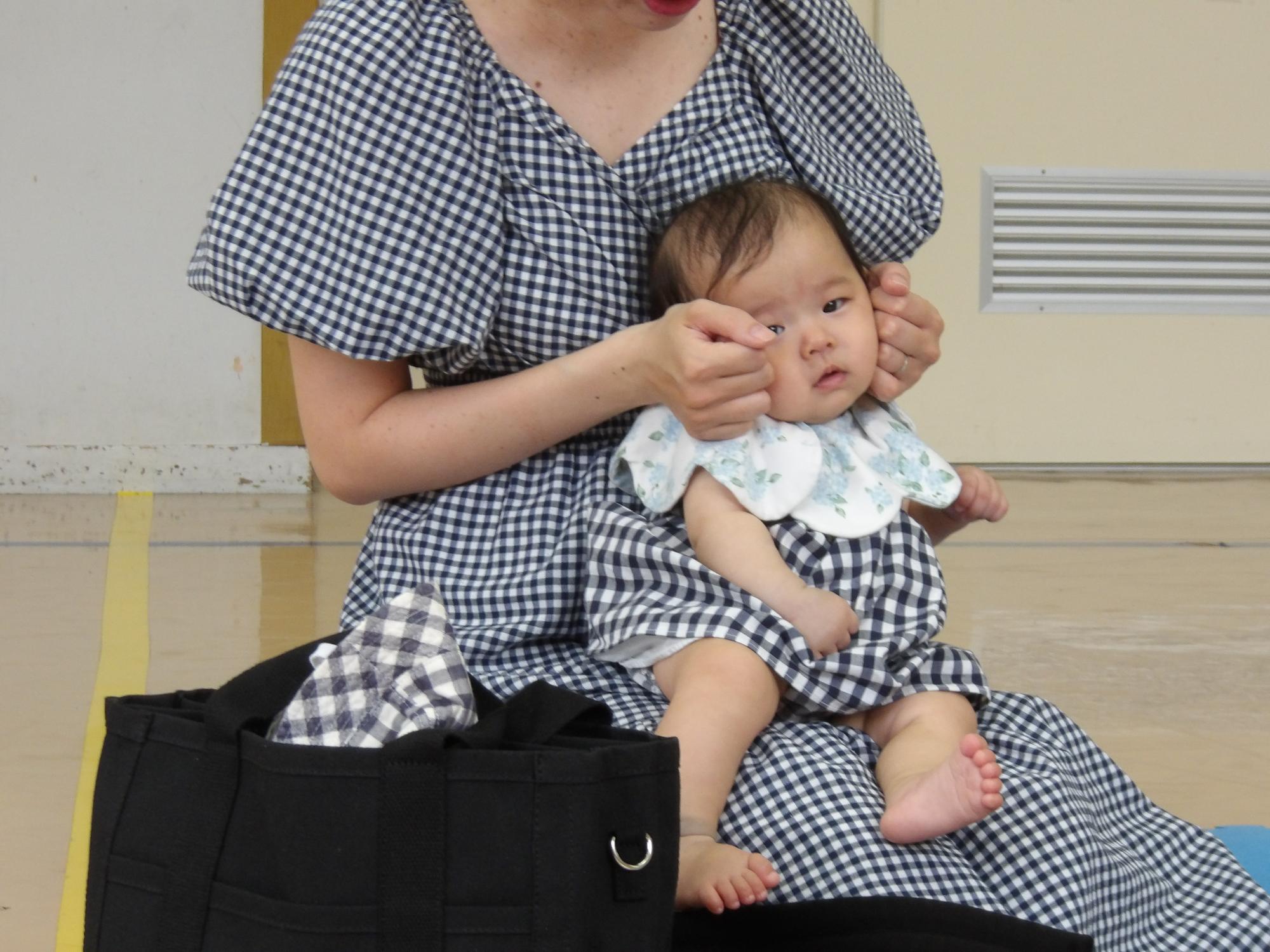 手遊びをしている様子