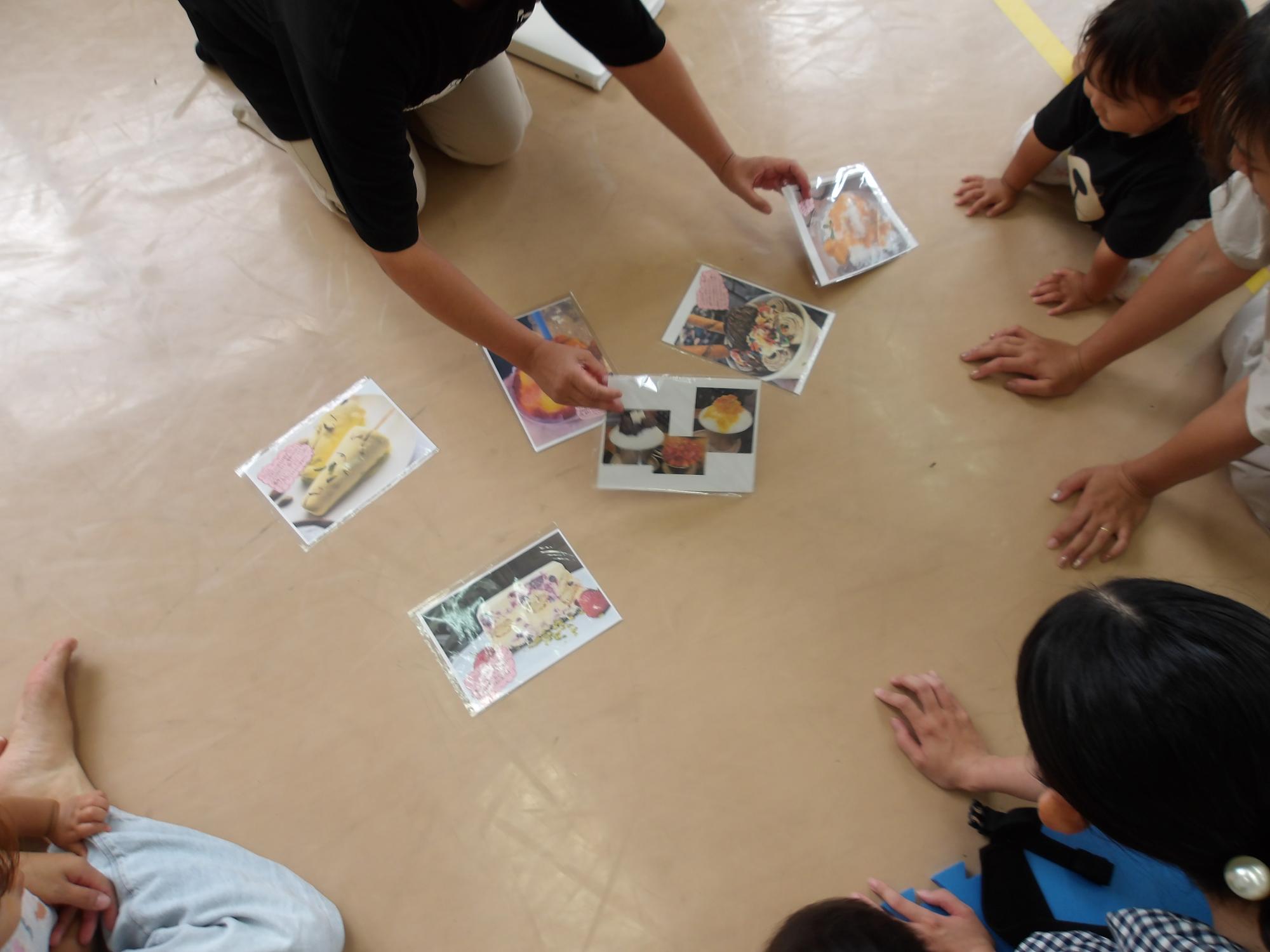 他国の冷たい物の紹介をしている様子