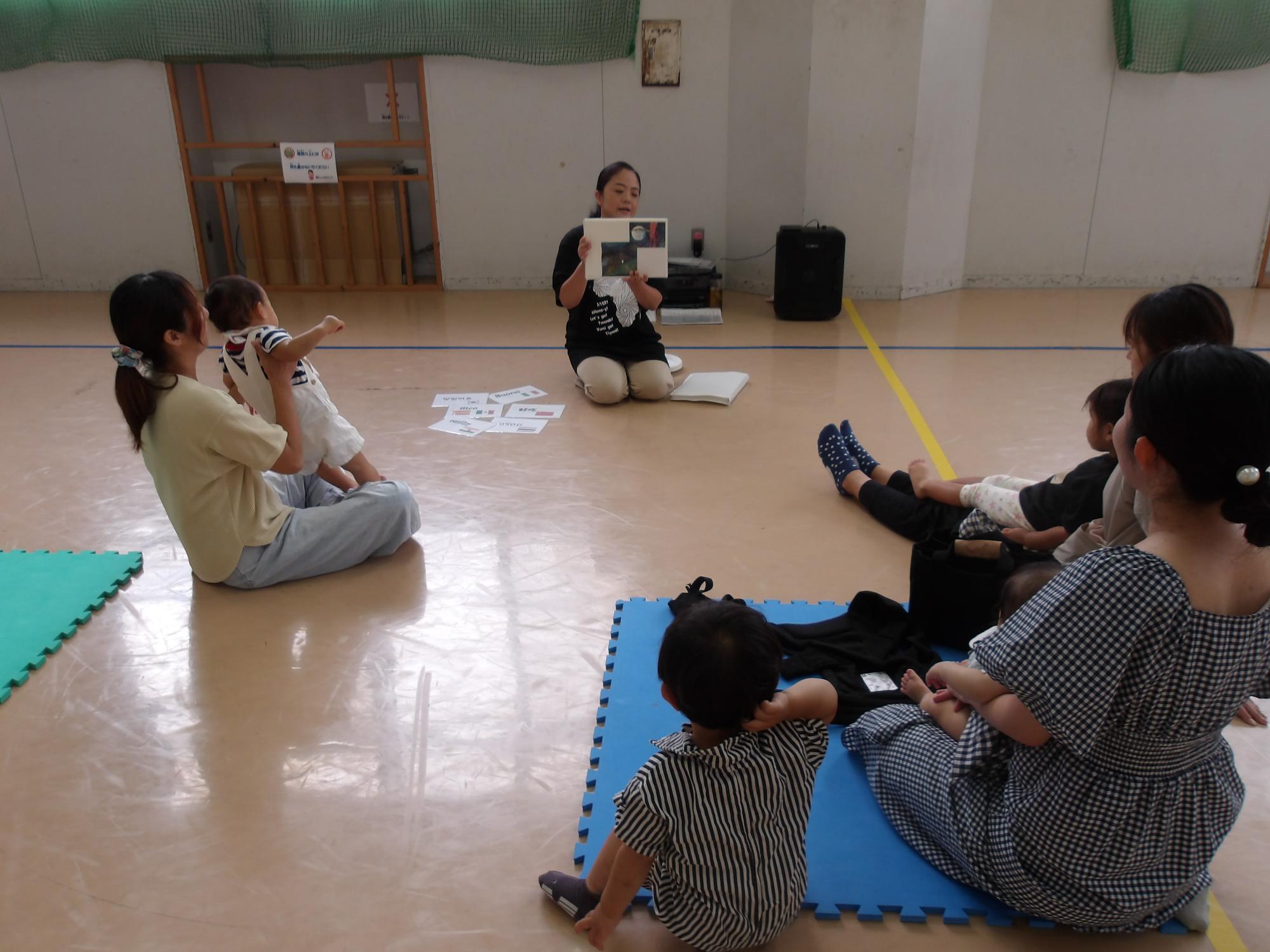 多言語で紹介をしている様子