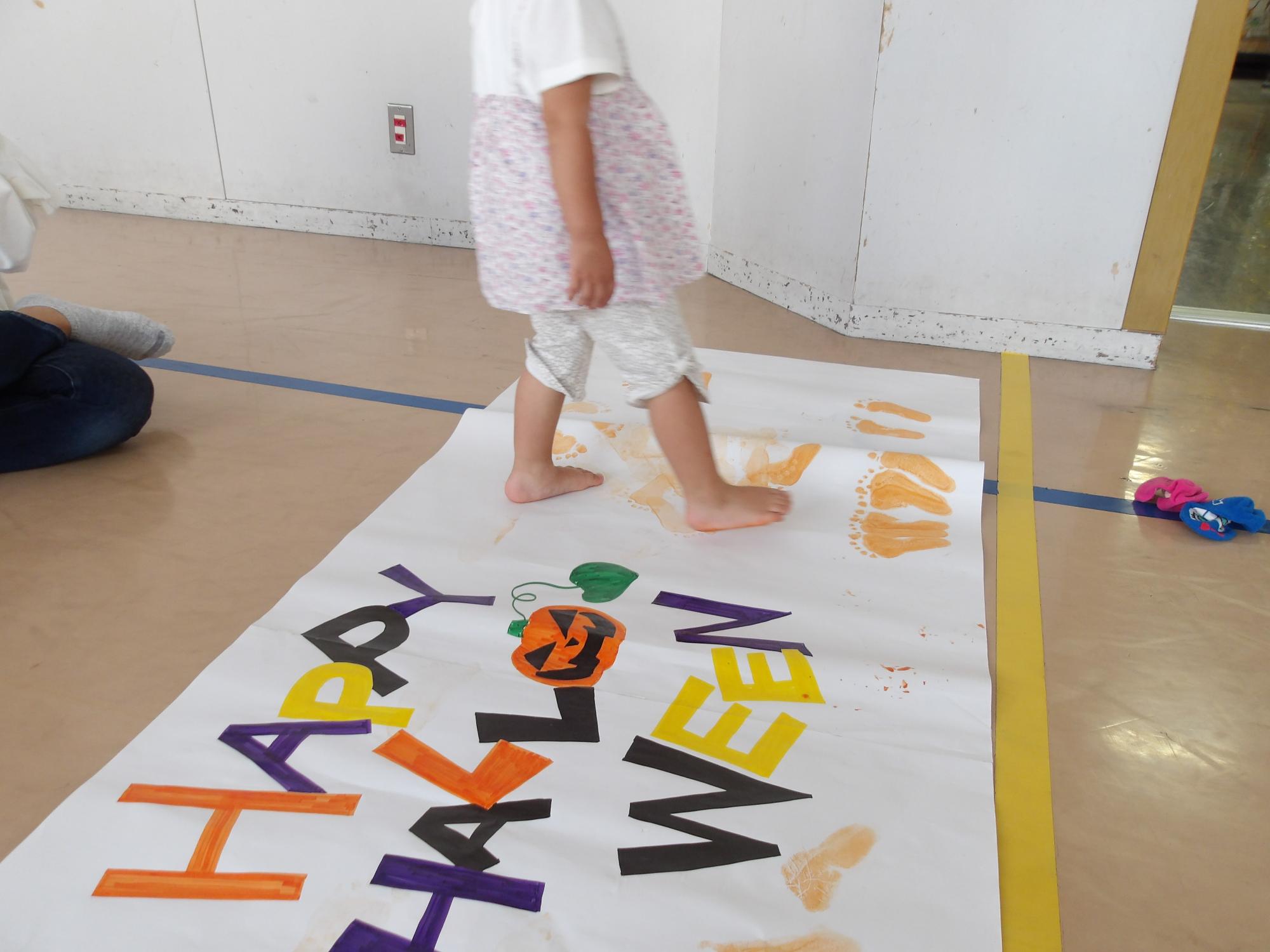 足形をとっている写真