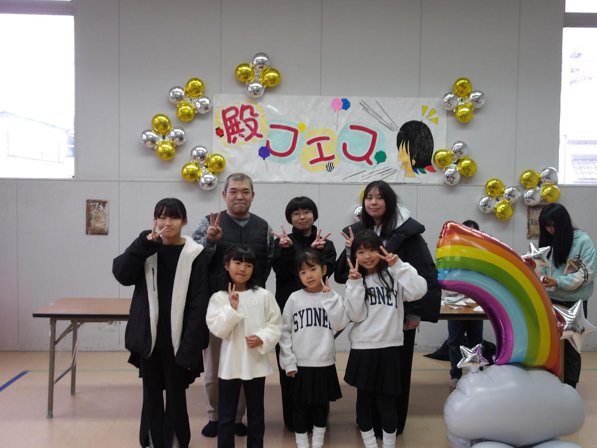 ハンドベル演奏のみなさんの写真