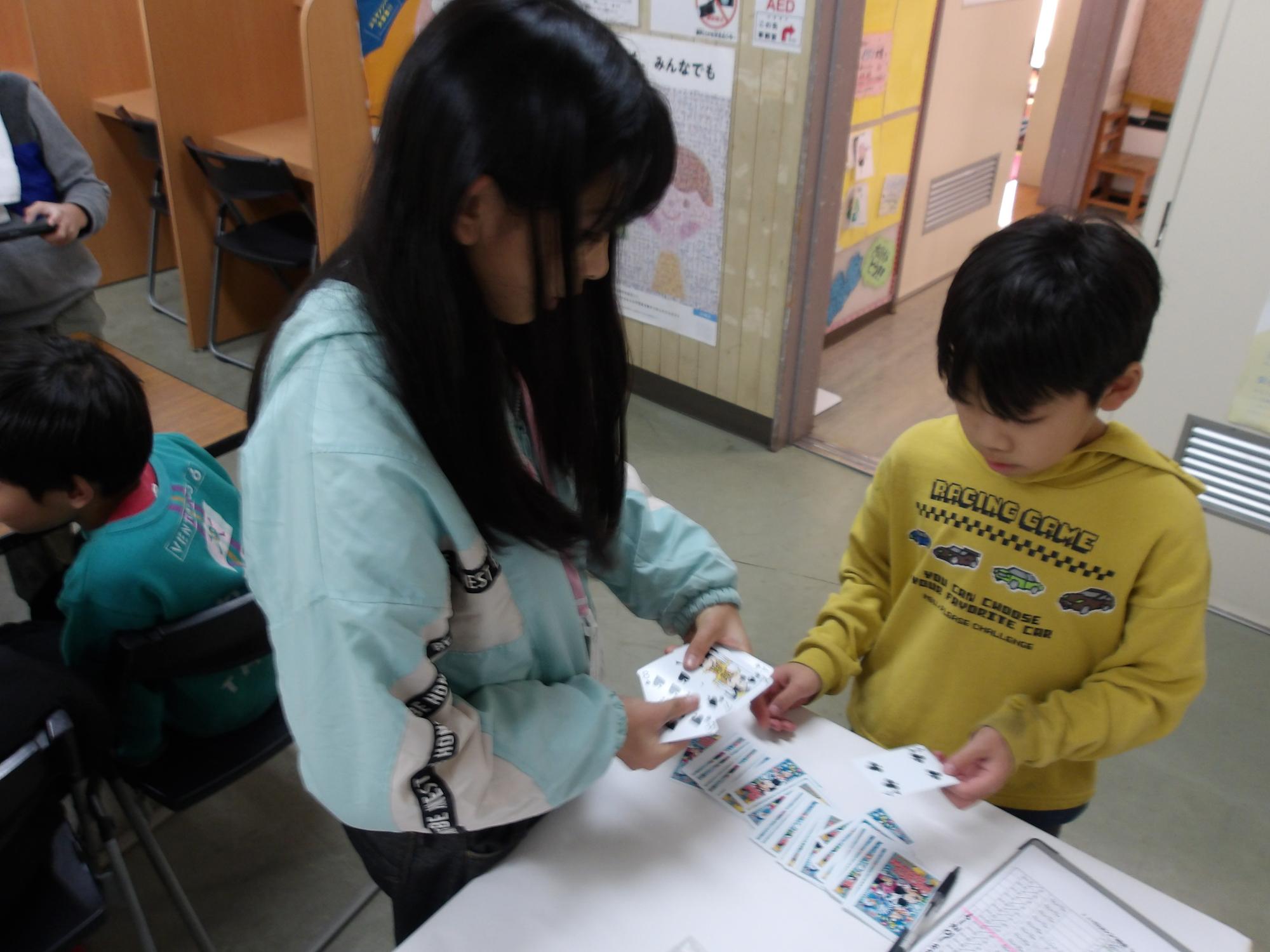 キッズサポーターがこんチャレを手伝いしている写真