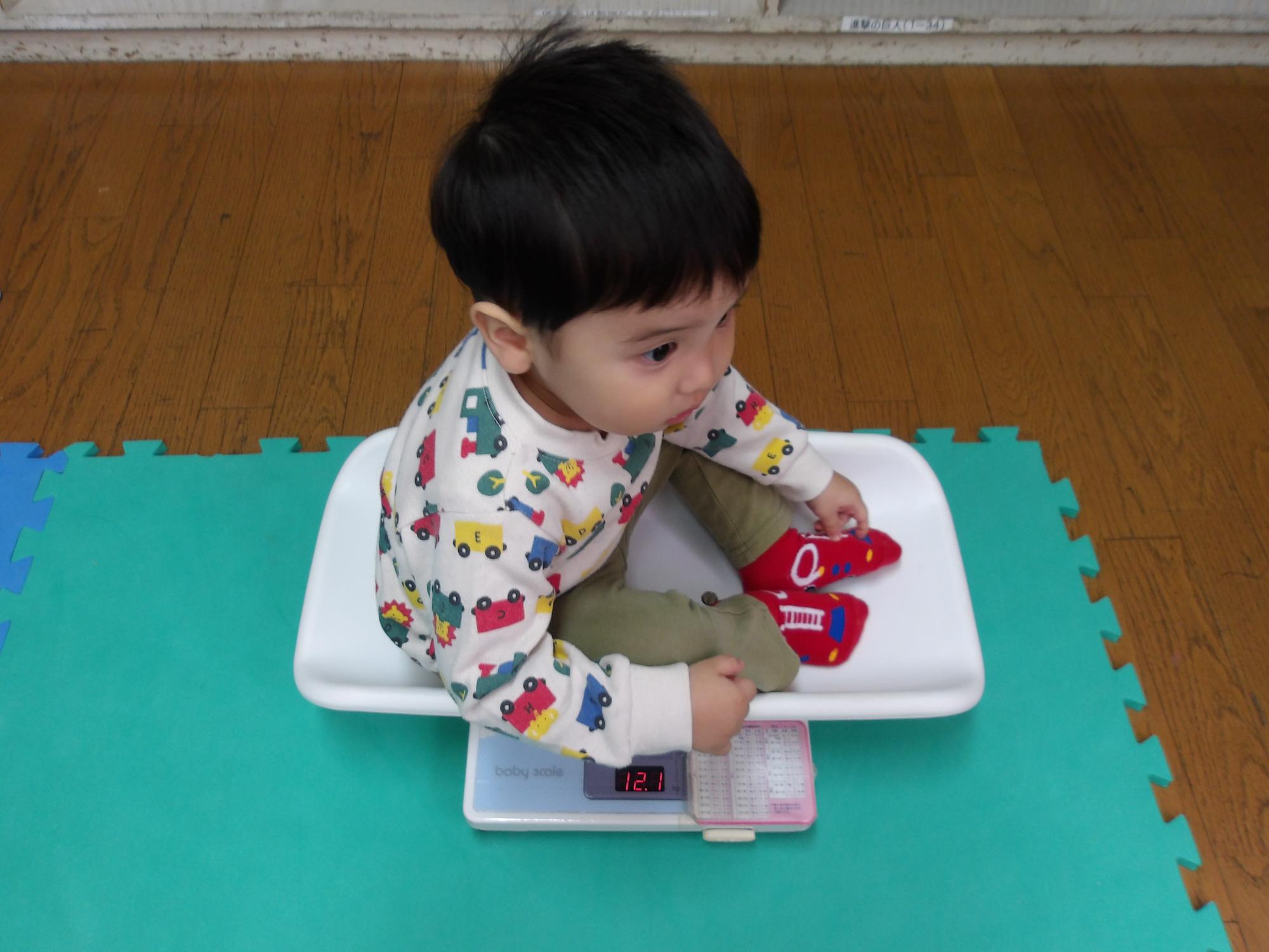 体重計に乗っている様子