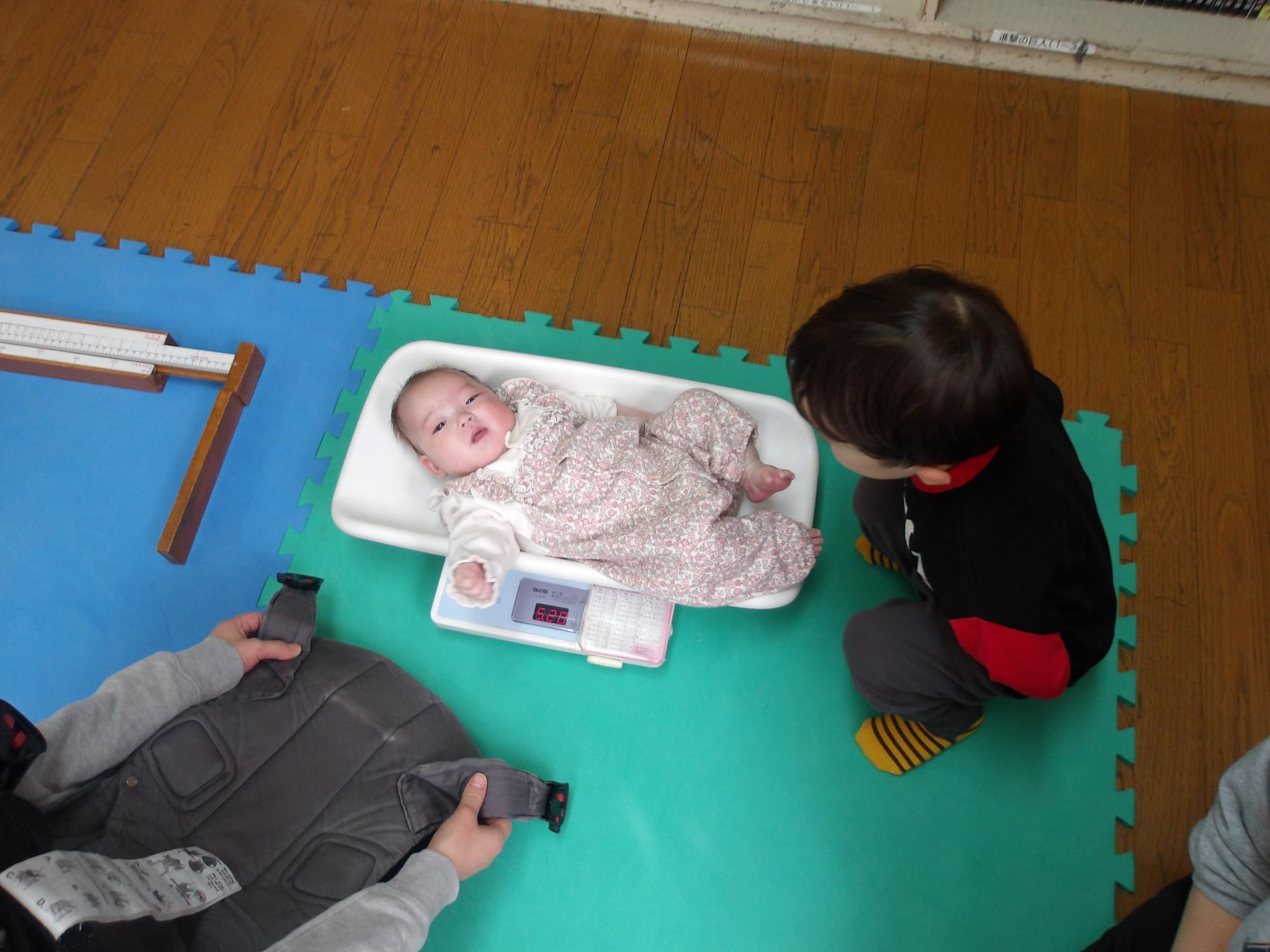 体重を測っているところ