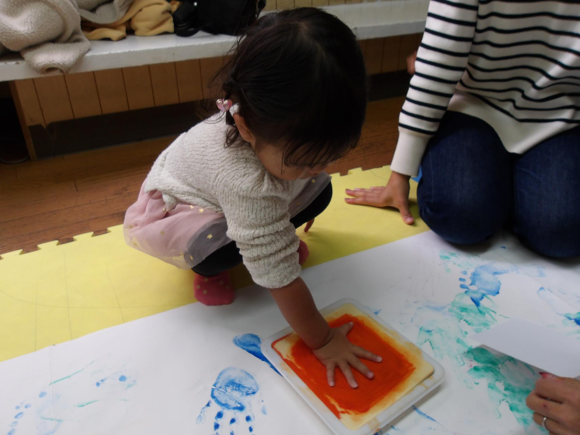 手形をとっている様子