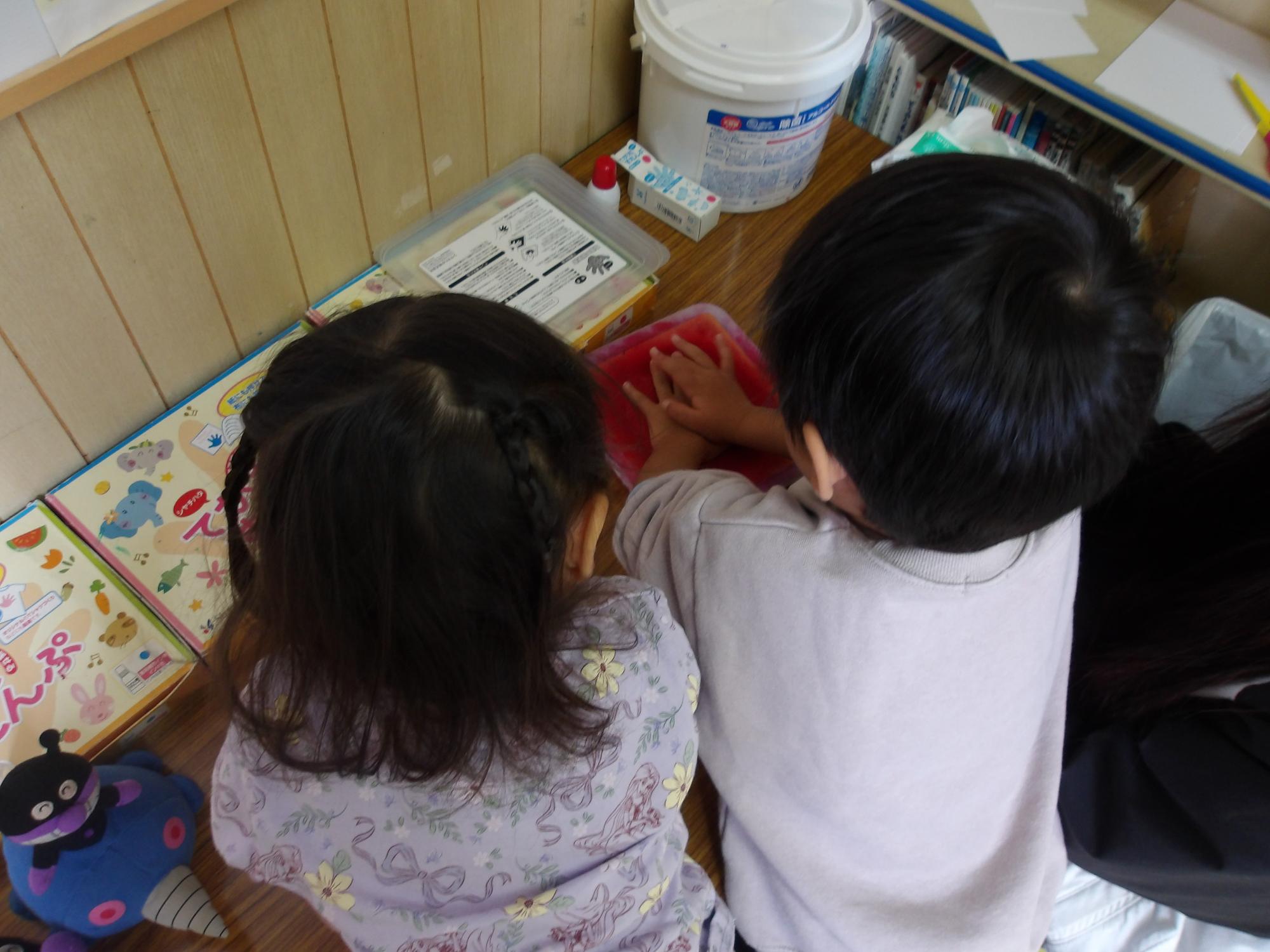 手にイングを付けている写真