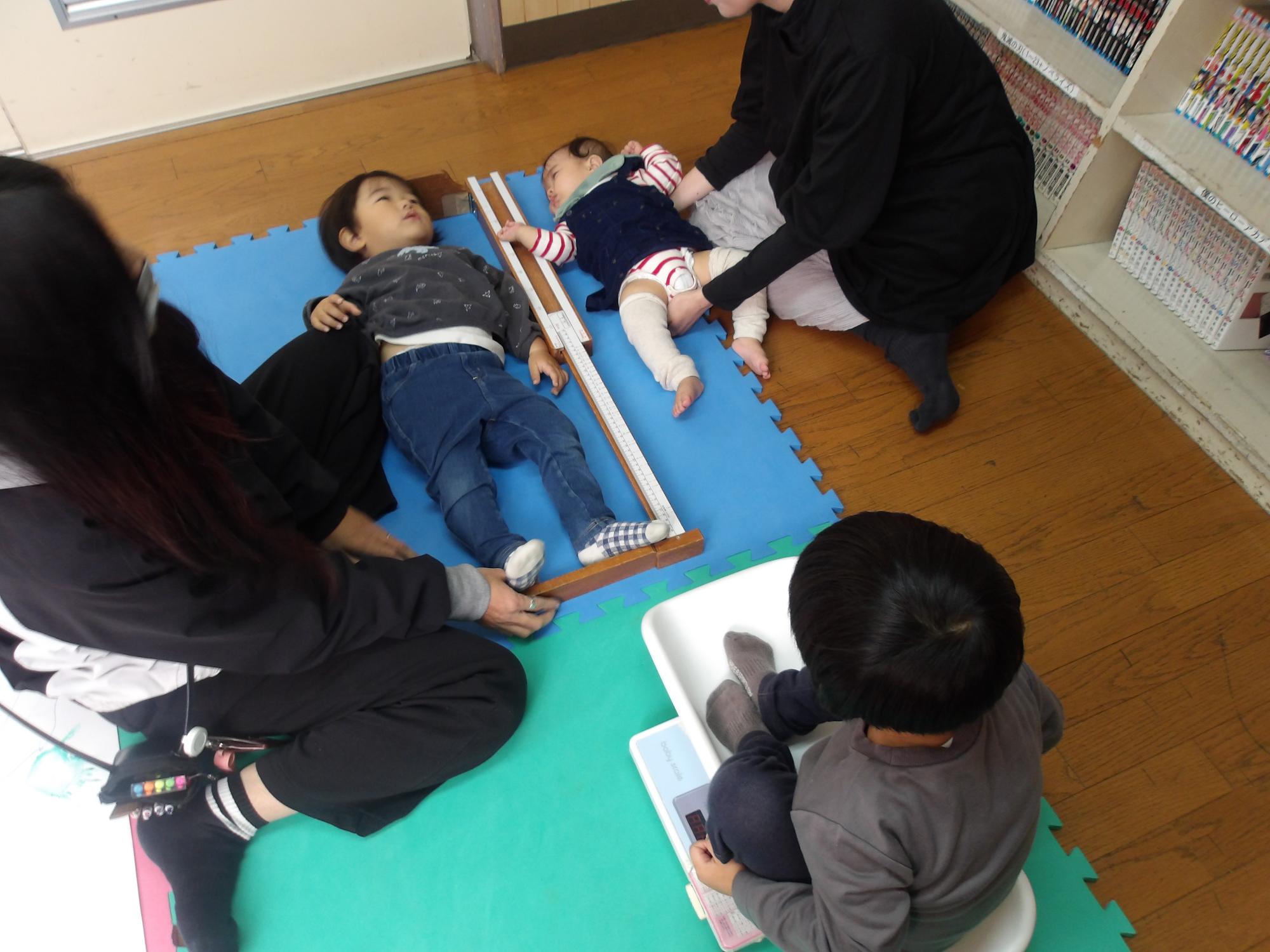 身長・体重を測っている写真