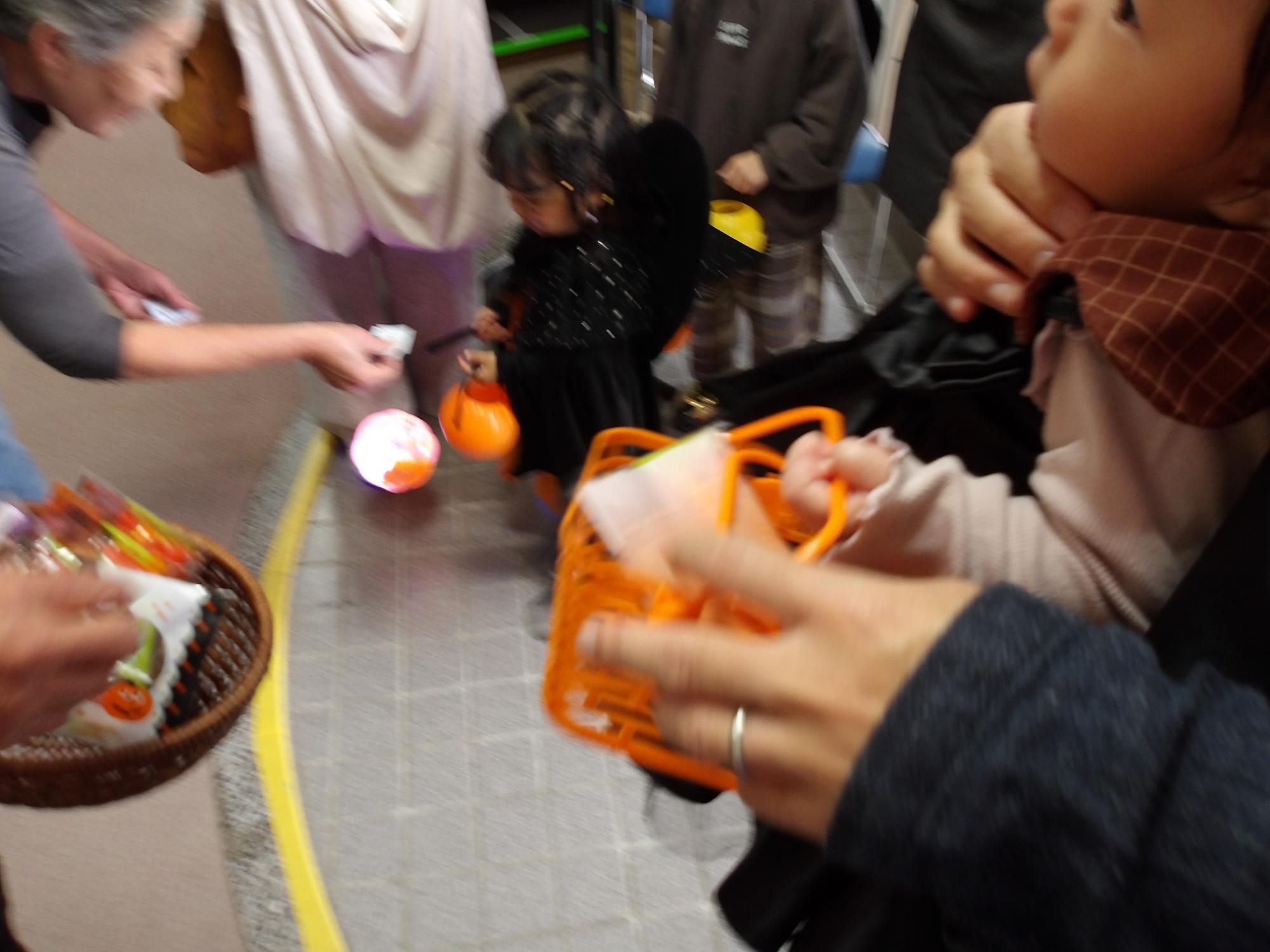 お菓子をもらっている様子