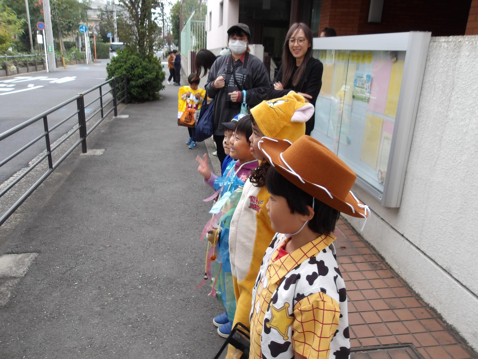 ハロウィンの仮装した幼児さんの様子
