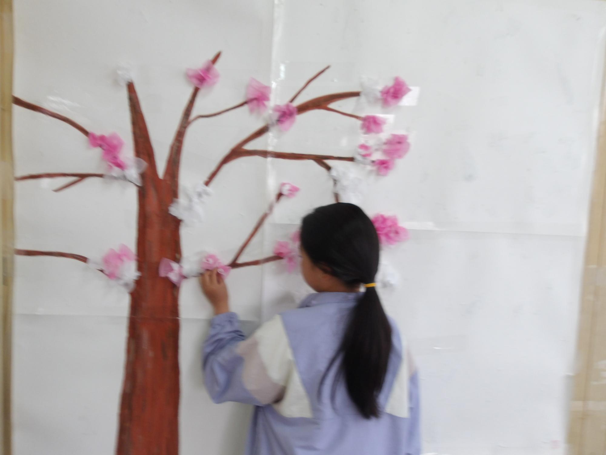 お鼻紙で桜の花を咲かせている様子