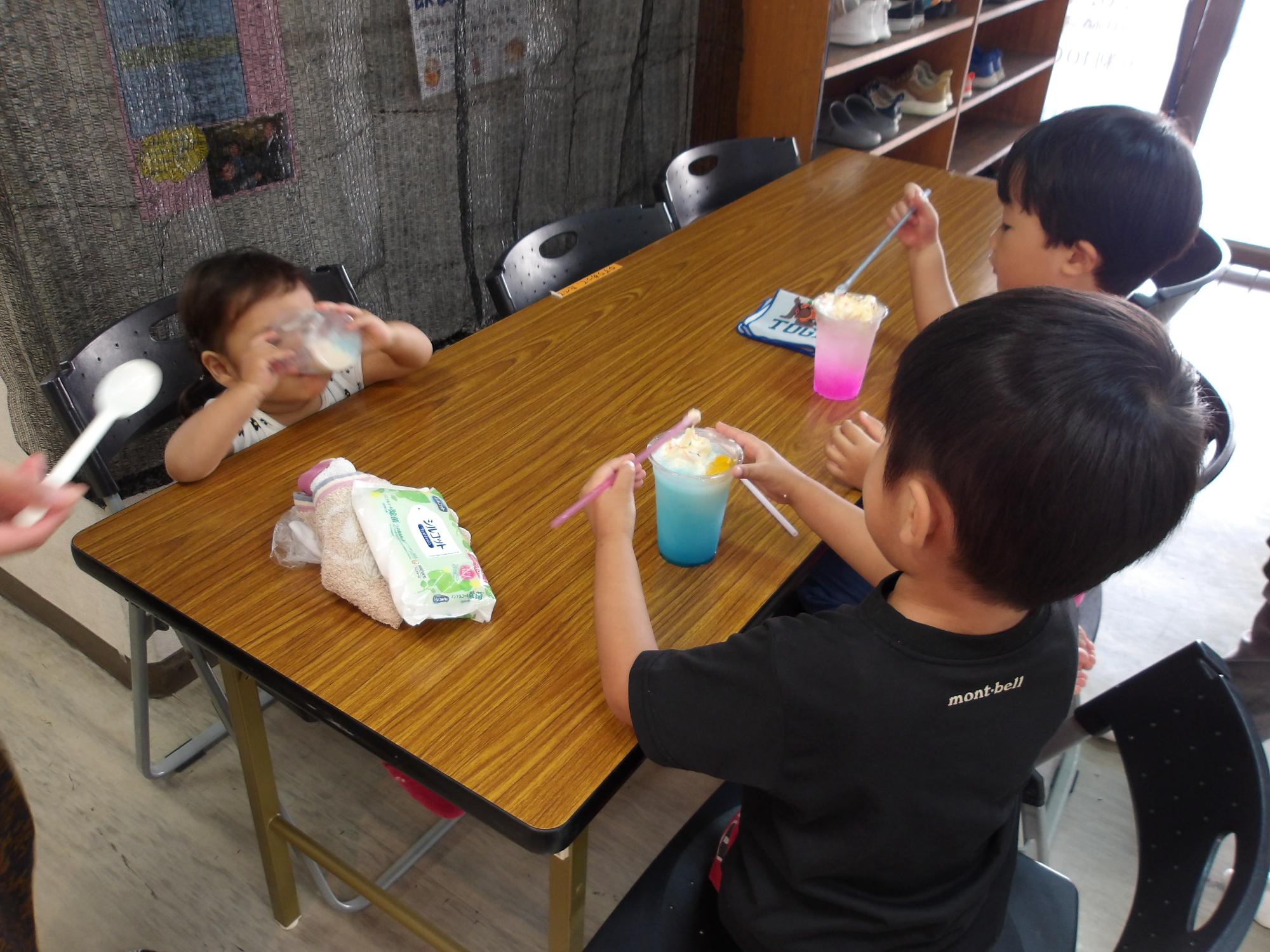 クリームソーダを飲んでいる様子