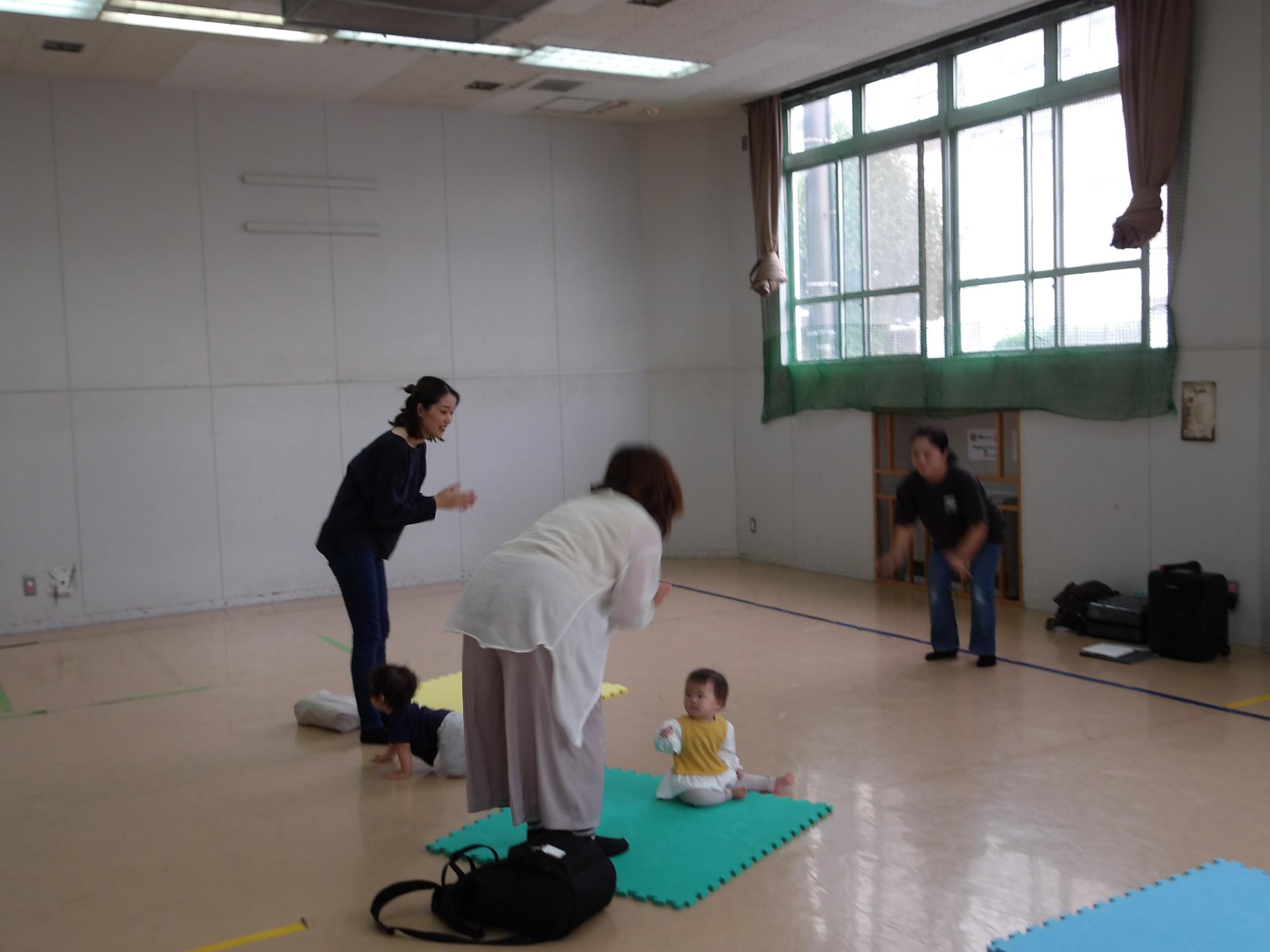 多言語リトミックをしている様子の写真
