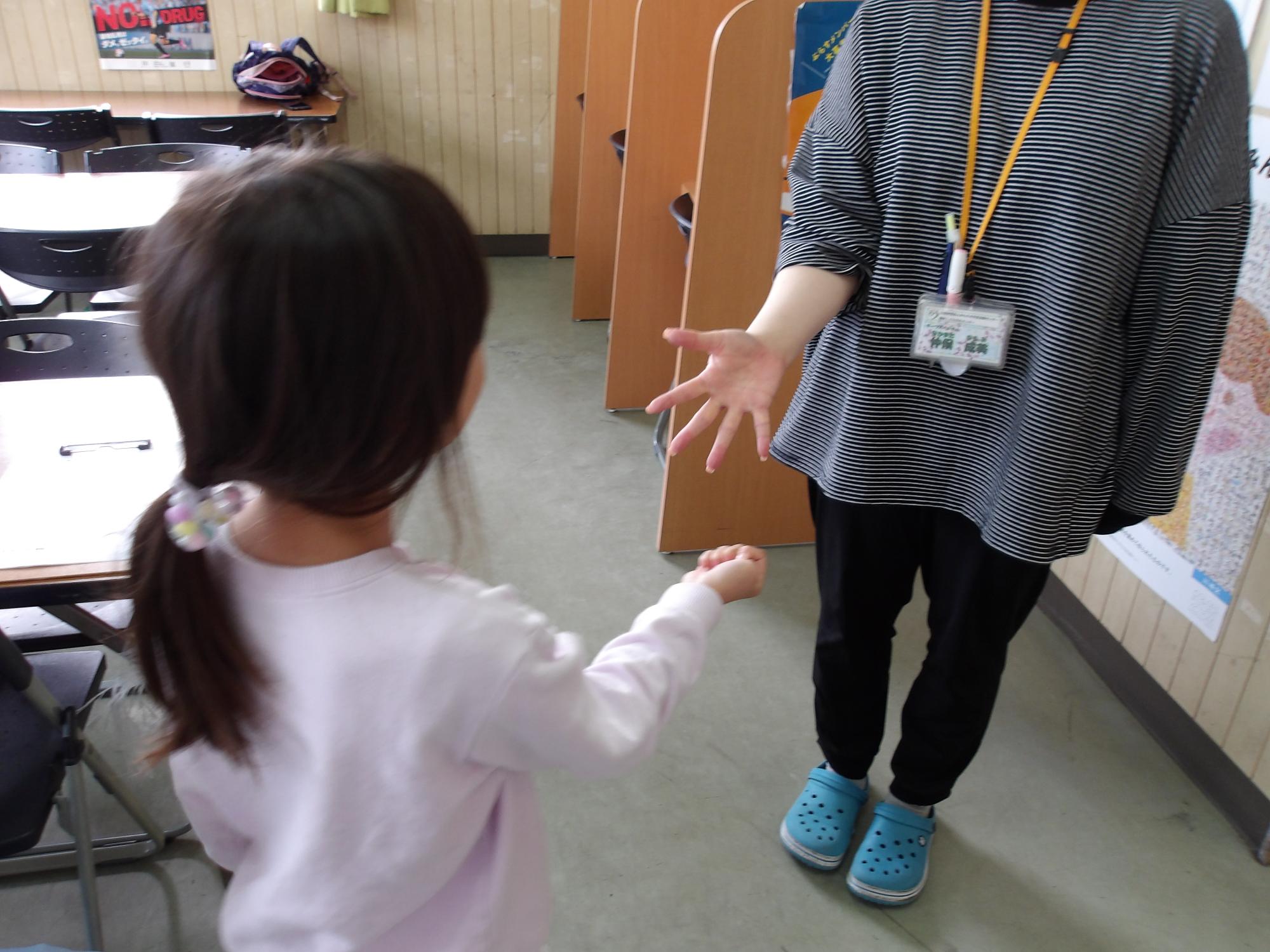 じゃんけんをしている様子