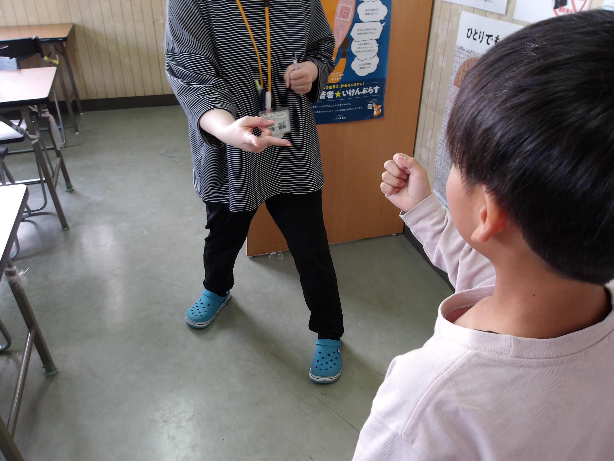じゃんけんをしている様子