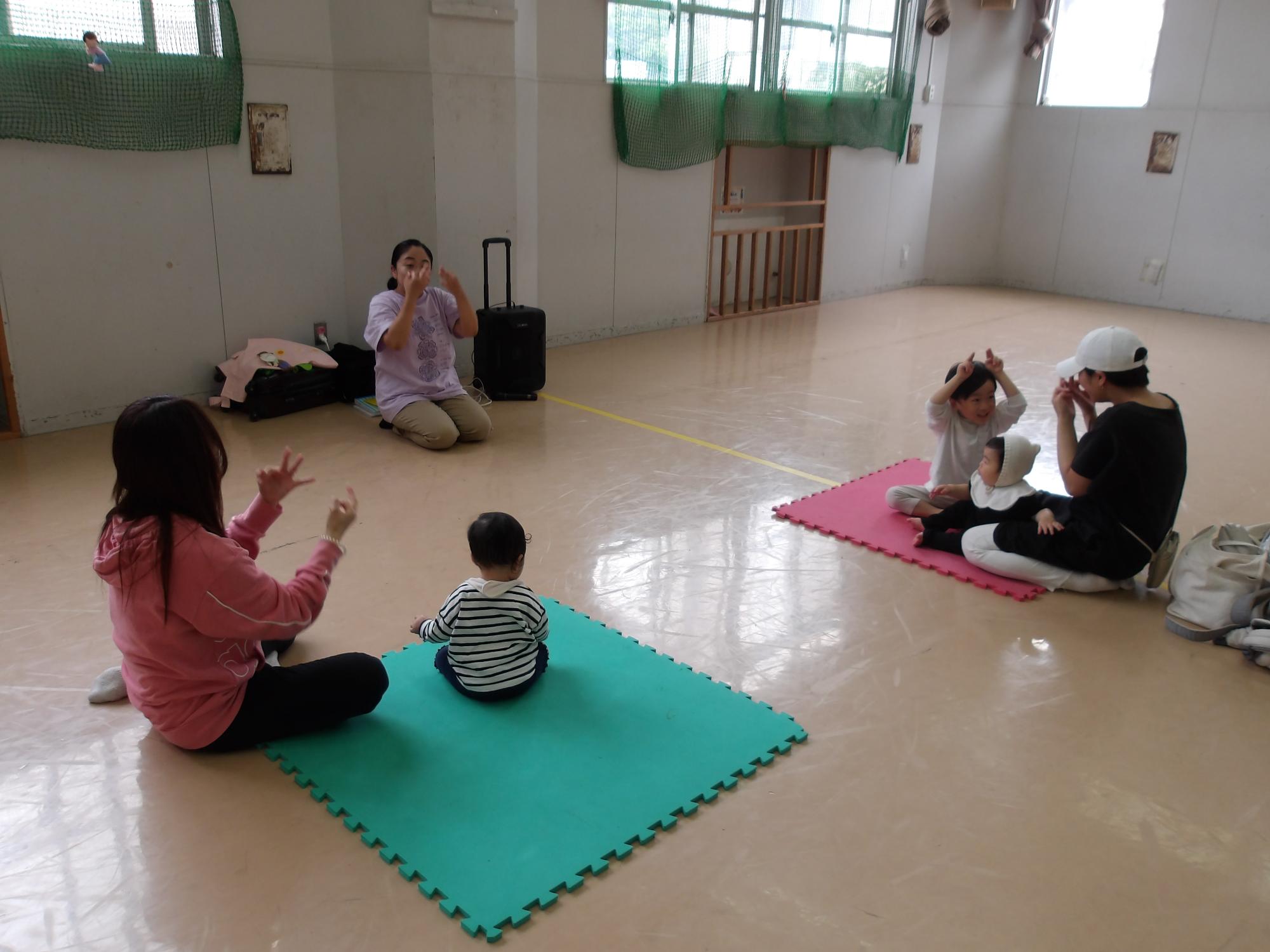 リズム体操をしている様子