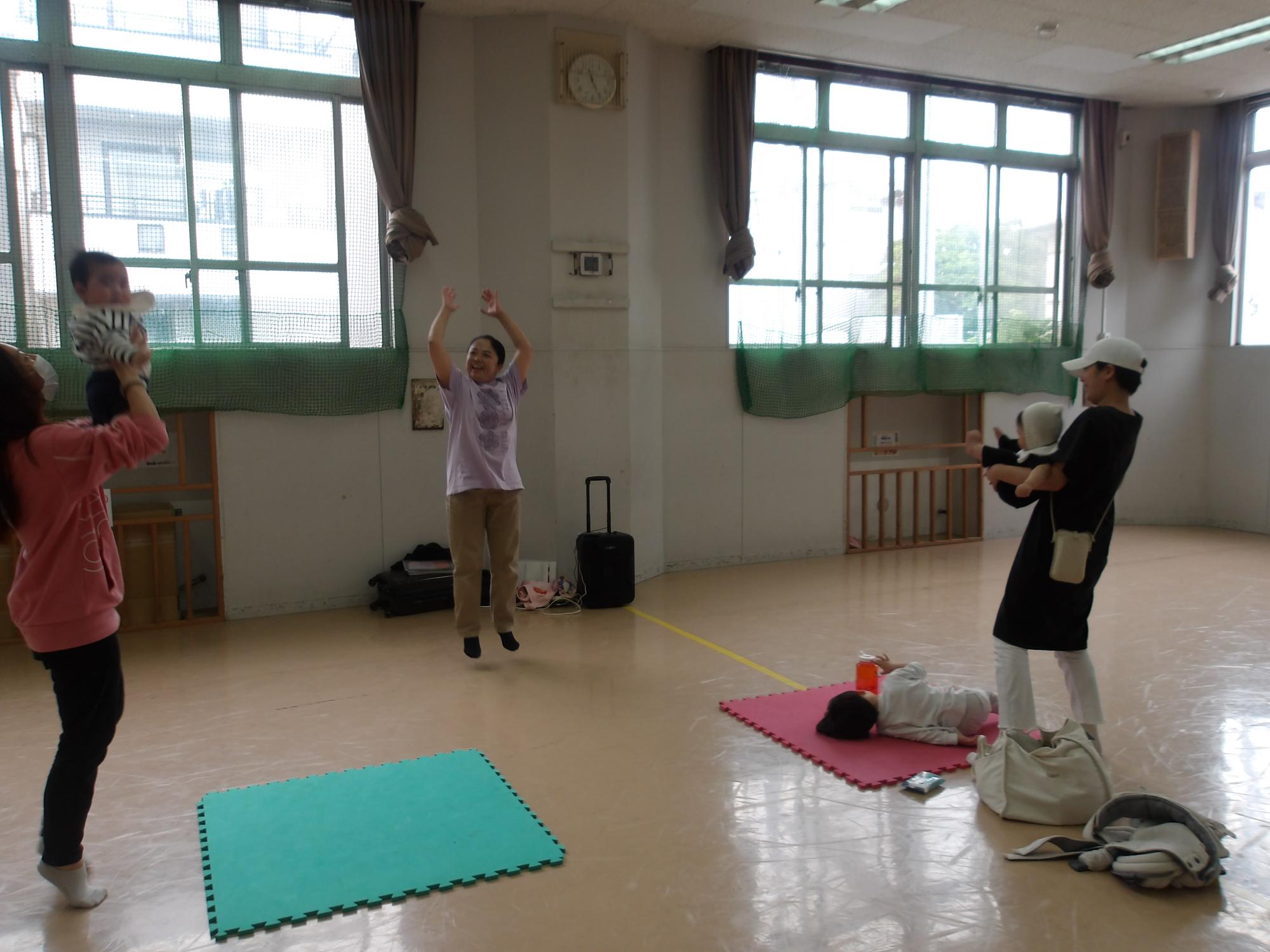 リズム体操をしている様子