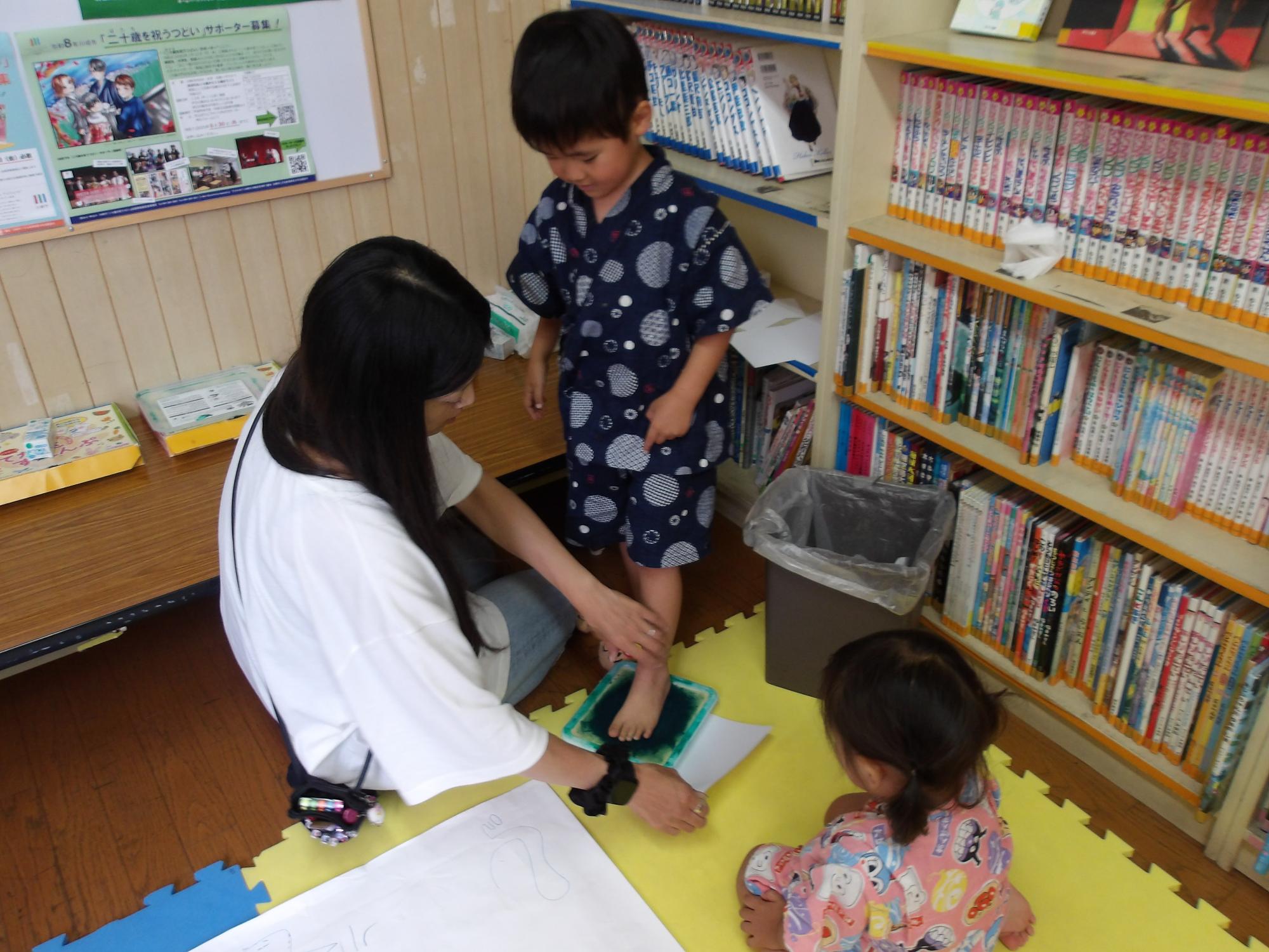 足型をとっている様子