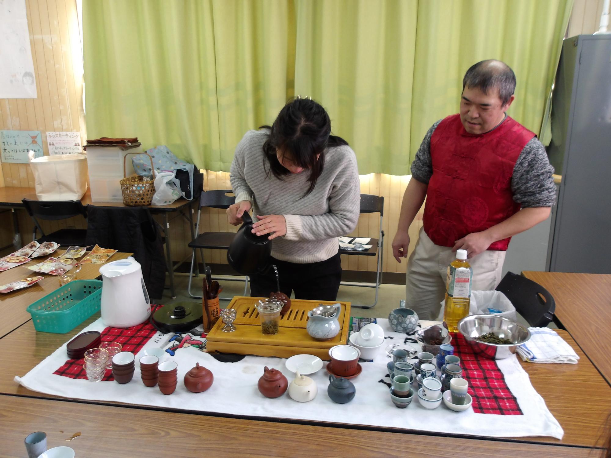 殿カフェに参加した人の体験をしている様子